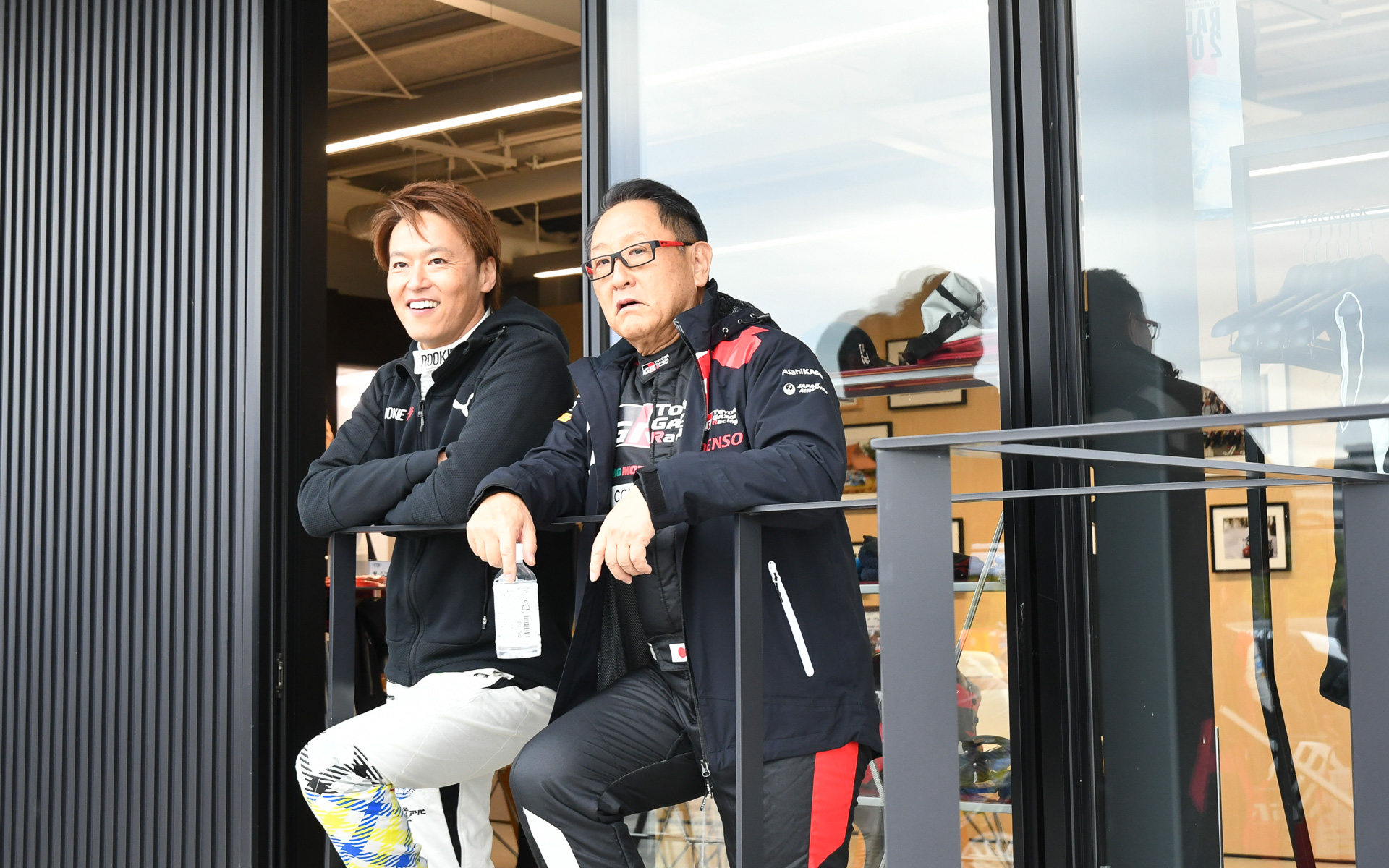 各選手の走りを見守るモリゾウ選手と佐々木選手。「お、いいねぇ」など楽しそうに各選手の走りを分析する