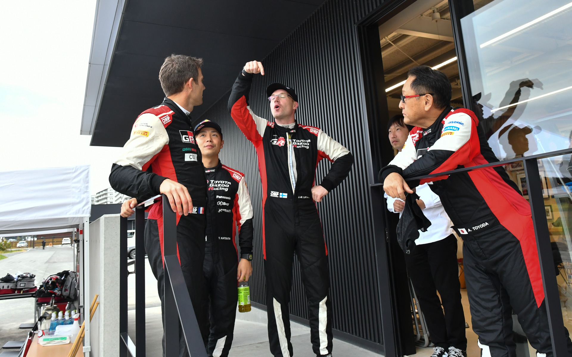 よい走りだったのか、ラトバラ代表は楽しそう（中央）。チームの明るい雰囲気は代表によるものだろうか？