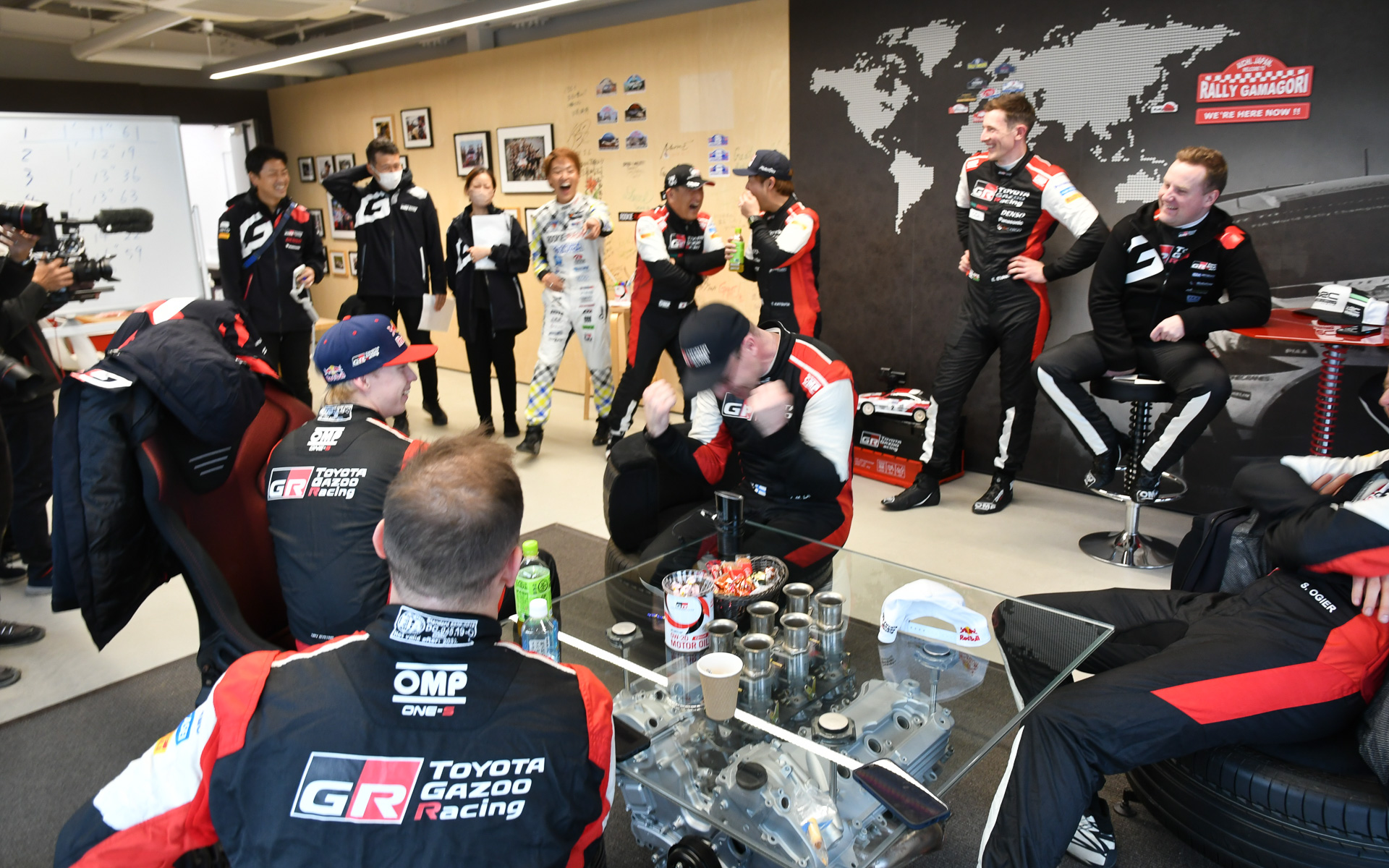 トップになって「Yes!!」と叫ぶラトバラ代表。いつでもホンキでアツイのがラトバラ流