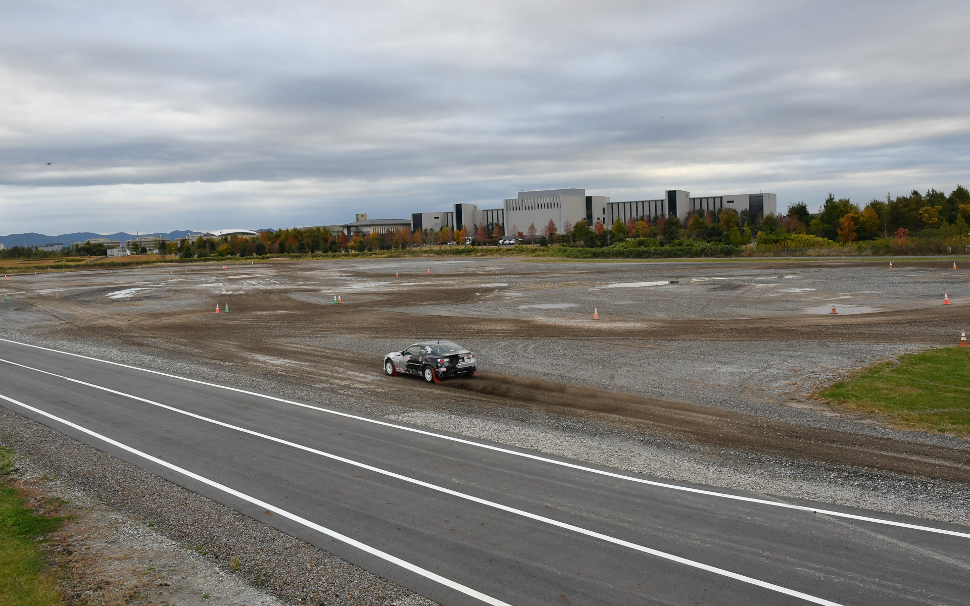 蒲郡全景。フラットダートに近いが、各所に凸凹がある