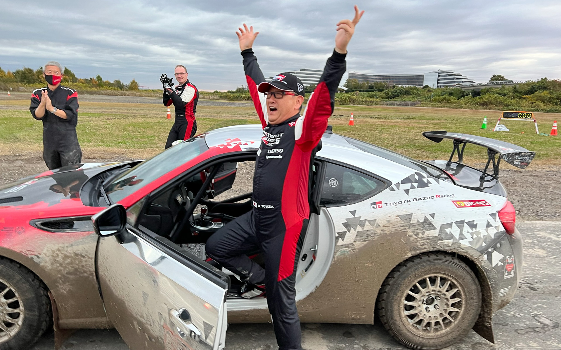 そして、泣きの一本においてラトバラ代表はモリゾウ選手のタイムを上回れず。モリゾウ選手、よろこぶ