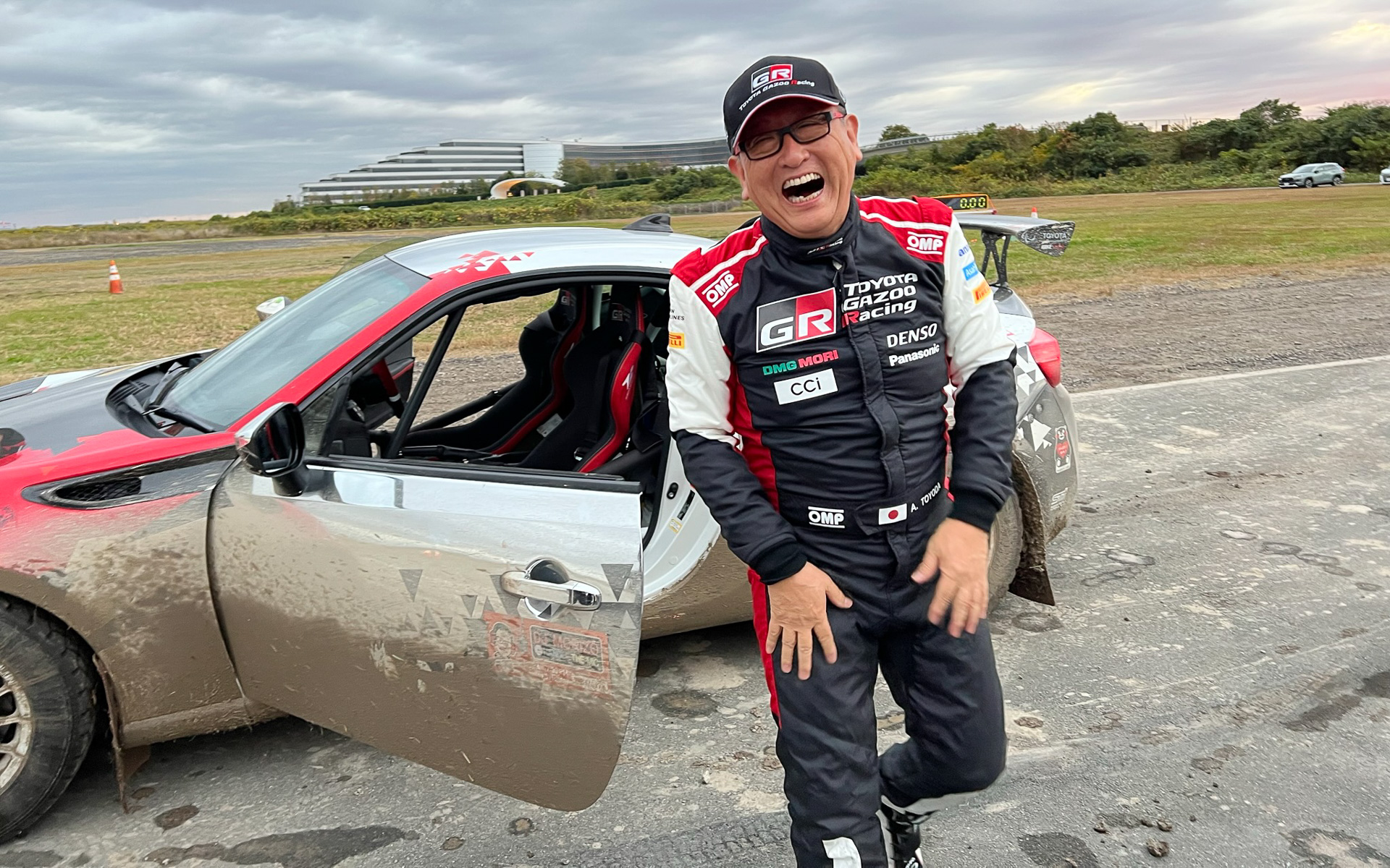 クルマの楽しさを全身で表現するモリゾウ選手。本気でスポーツするから勝負はいつもエモショーナル