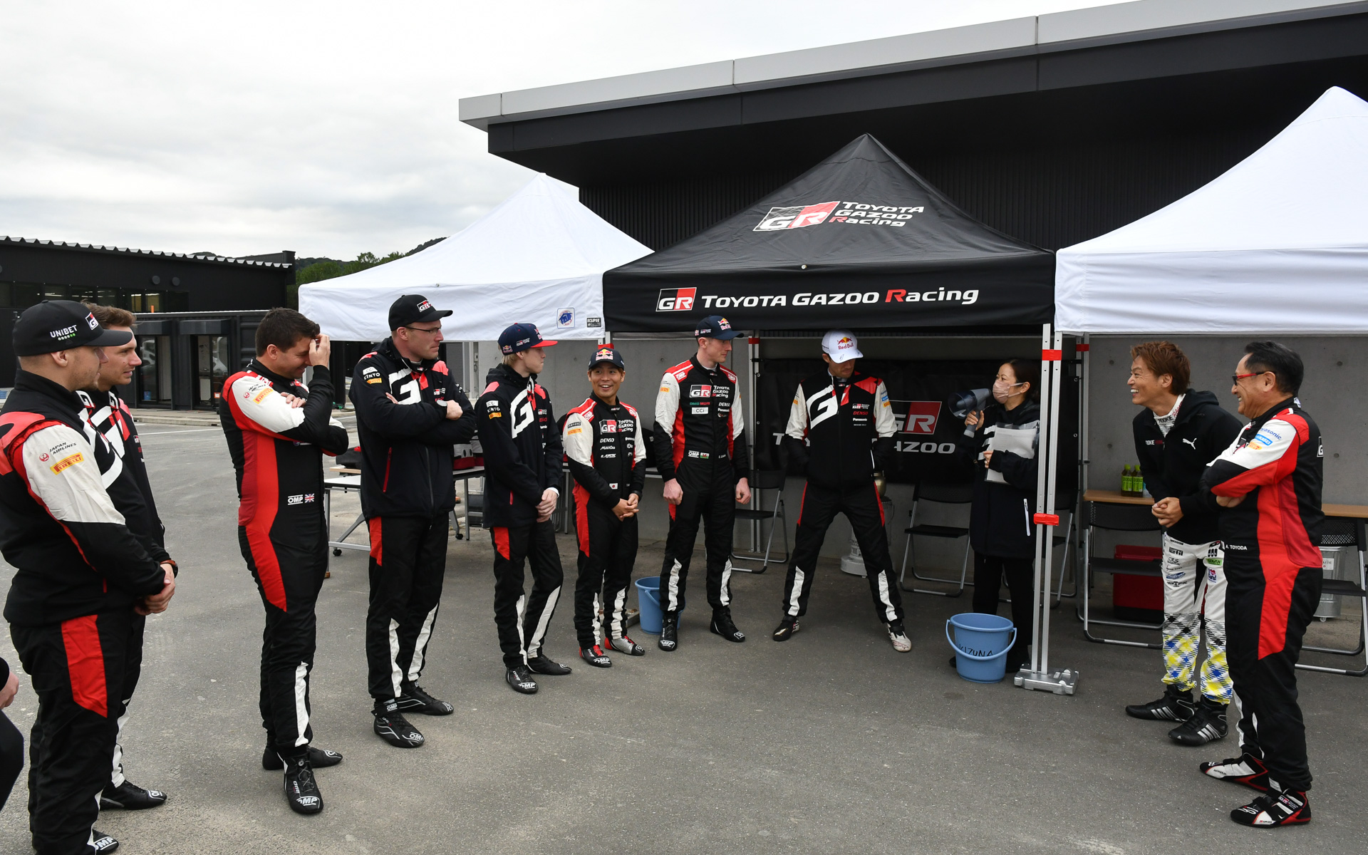 レース前ブリーフィング。TOYOTA GAZOO Racing World Rally Teamの豪華な面々