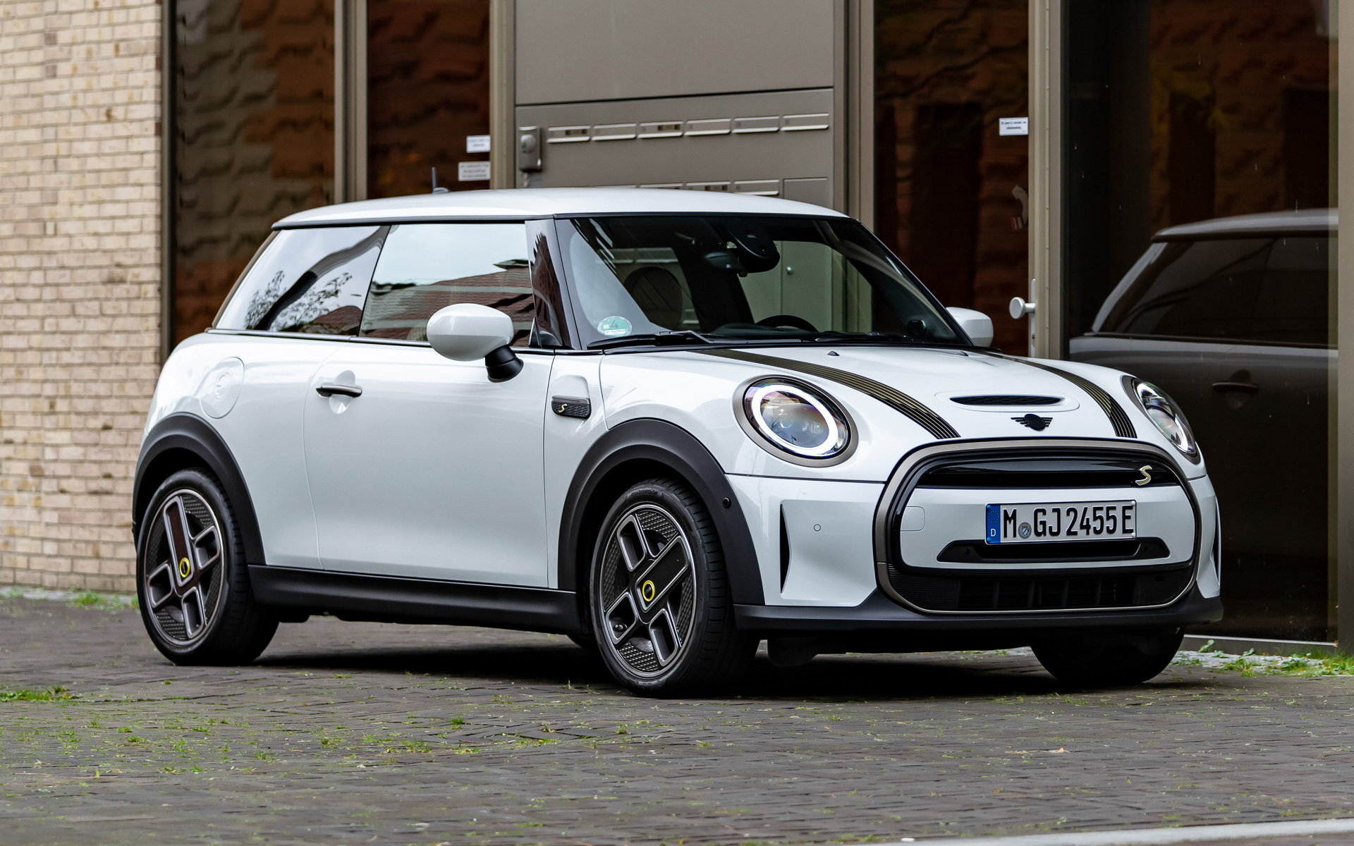 特別仕様車「クーパーSE レゾリュート・エディション」