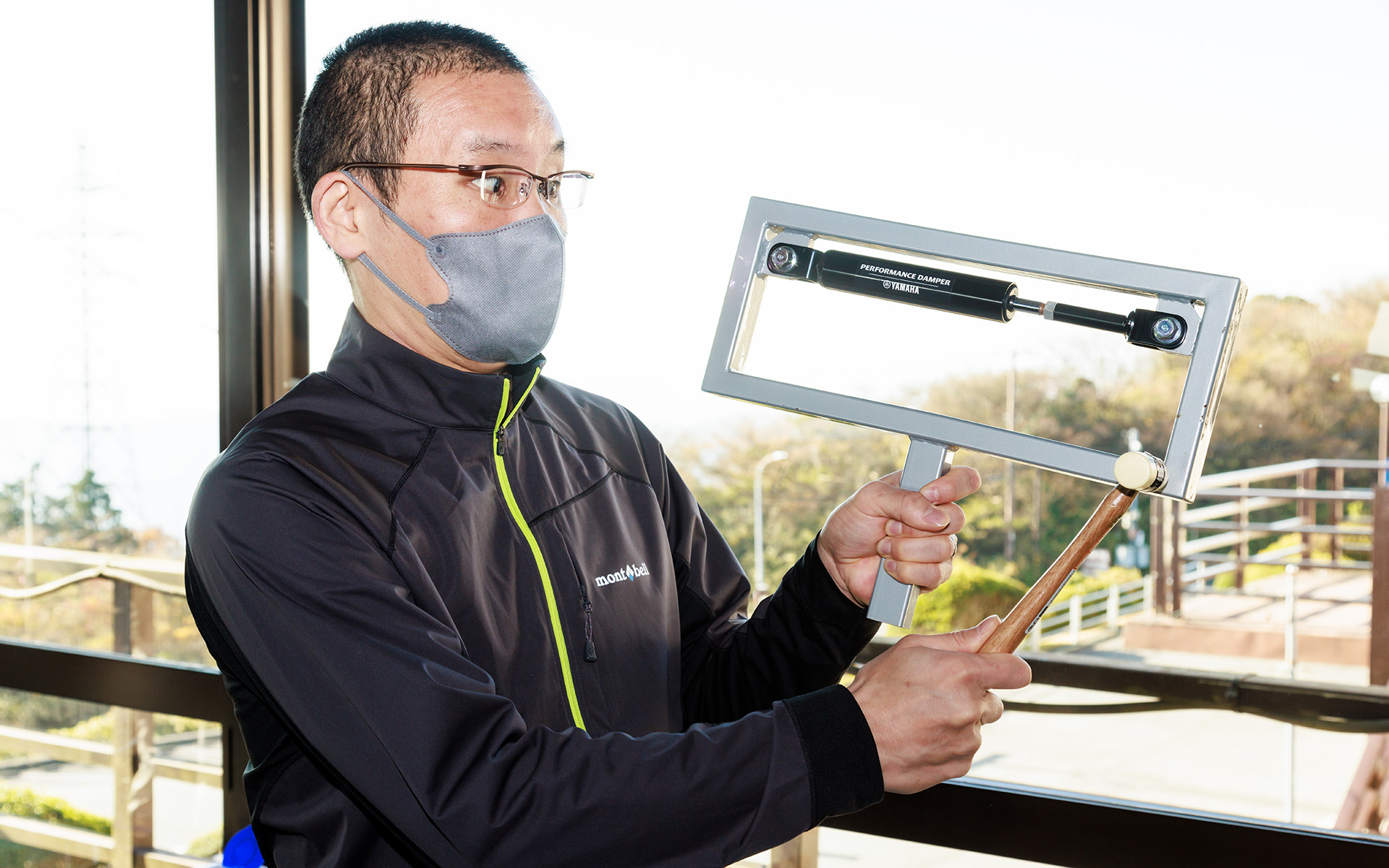 スチールフレームをハンマーで叩くと、パフォーマンスダンパーなしは甲高い音と振動が長く響くが、装着したフレームはすぐに収束する