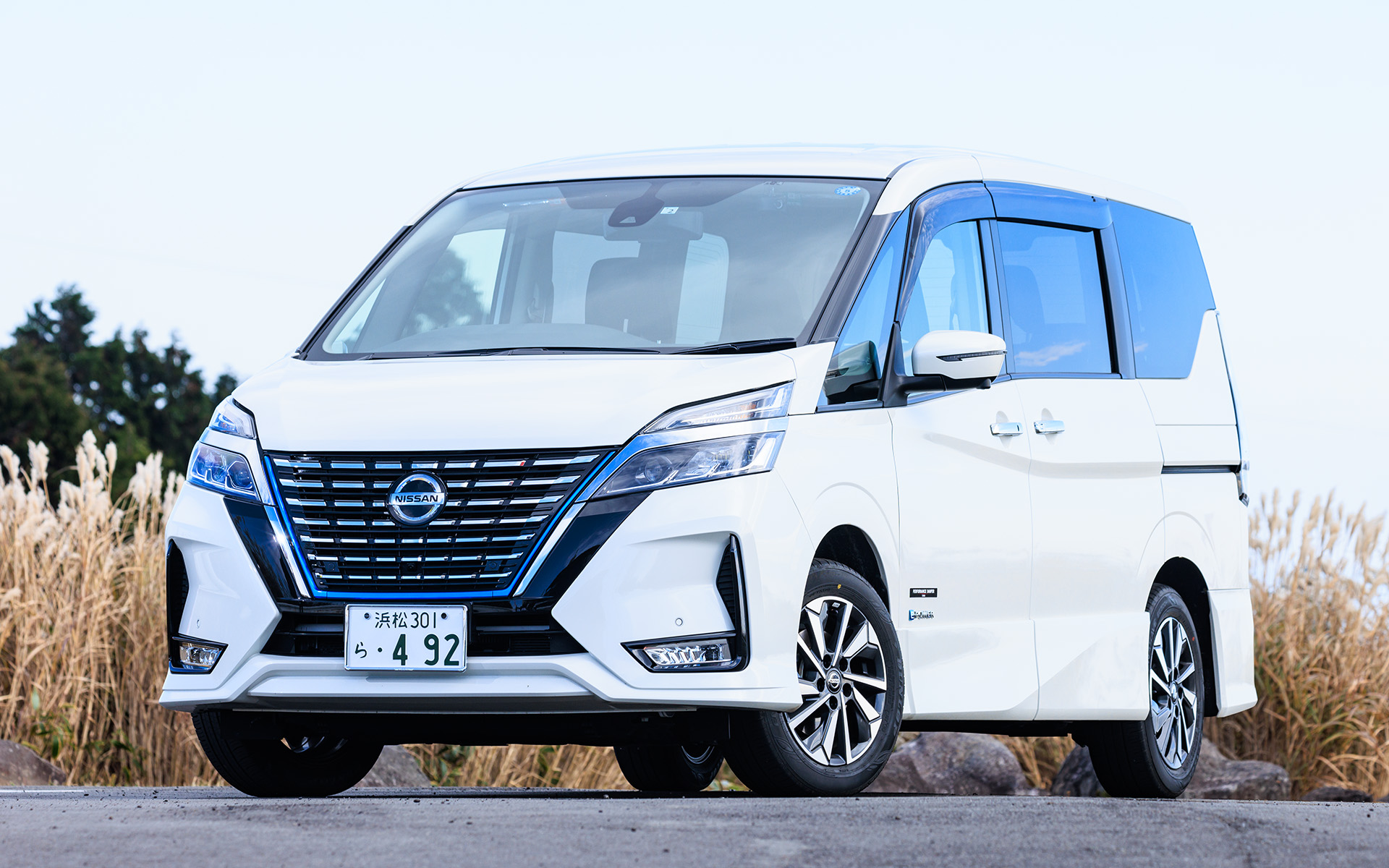 試乗車の日産「セレナ」。パフォーマンスダンパーがナンバープレートの奥に白く見える