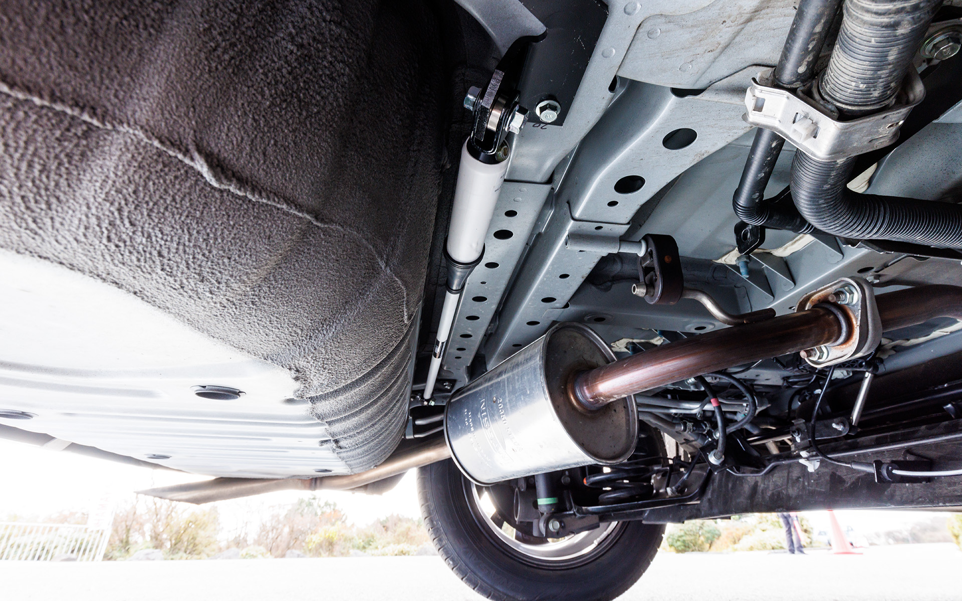 リア側。既存のボルト穴などを利用して取り付けられている。なお、試乗車では他と区別がつきやすいようあえて白くしていたが、通常は全てのモデルがブラックとなる