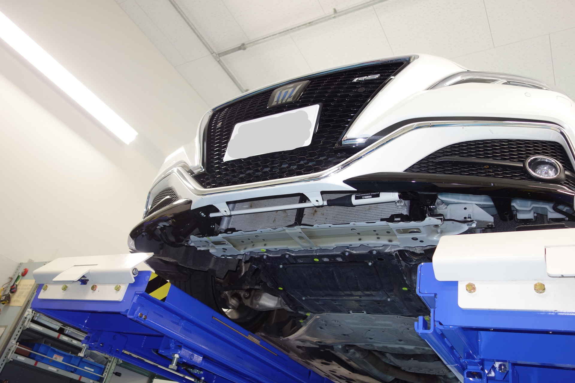 フロント側はラジエター前に取り付けられている（写真はヤマハ発動機提供）