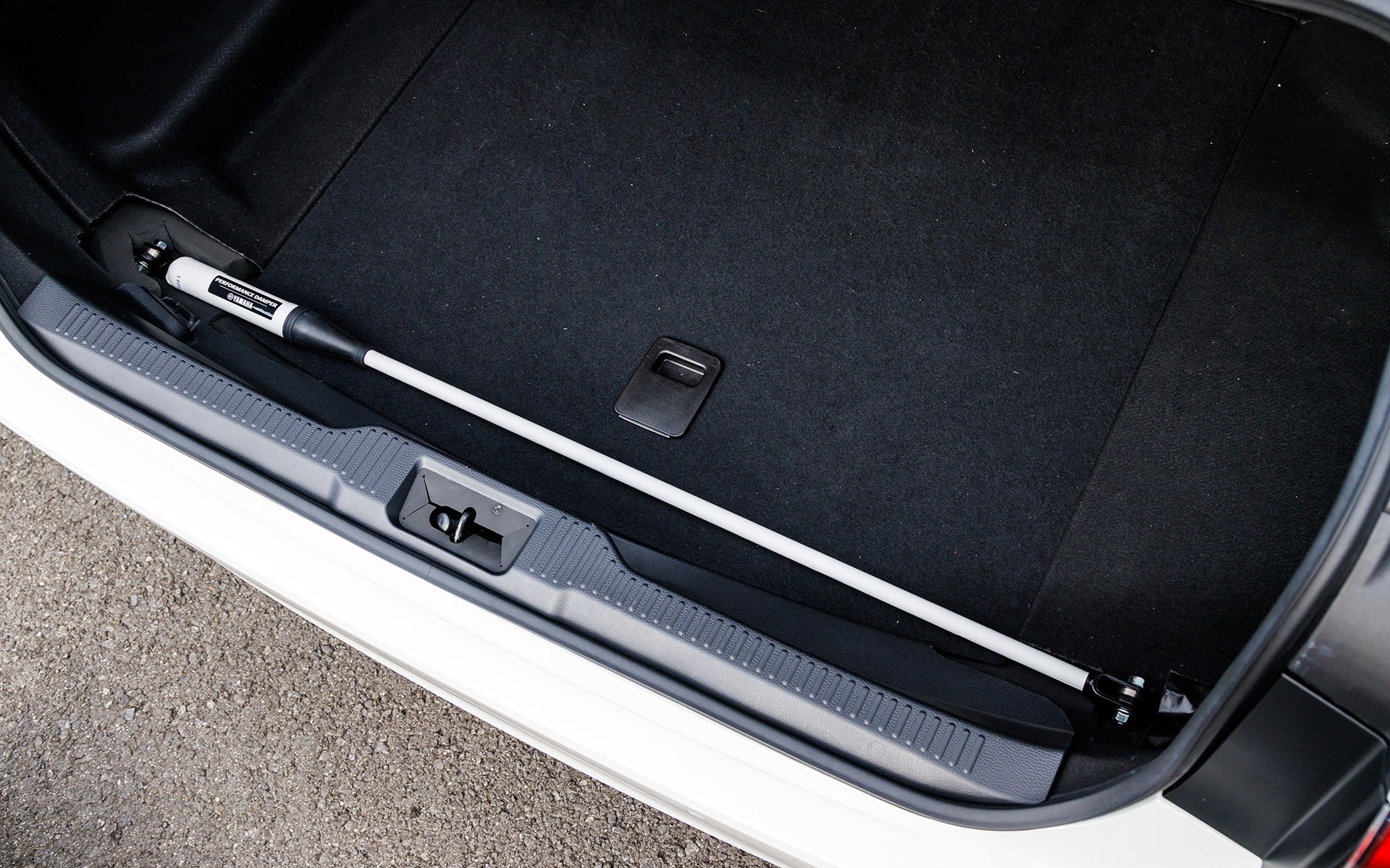 リア側は、今回の試乗用に特別に見えやすい位置に固定されていた。通常は車体下側にセットされる