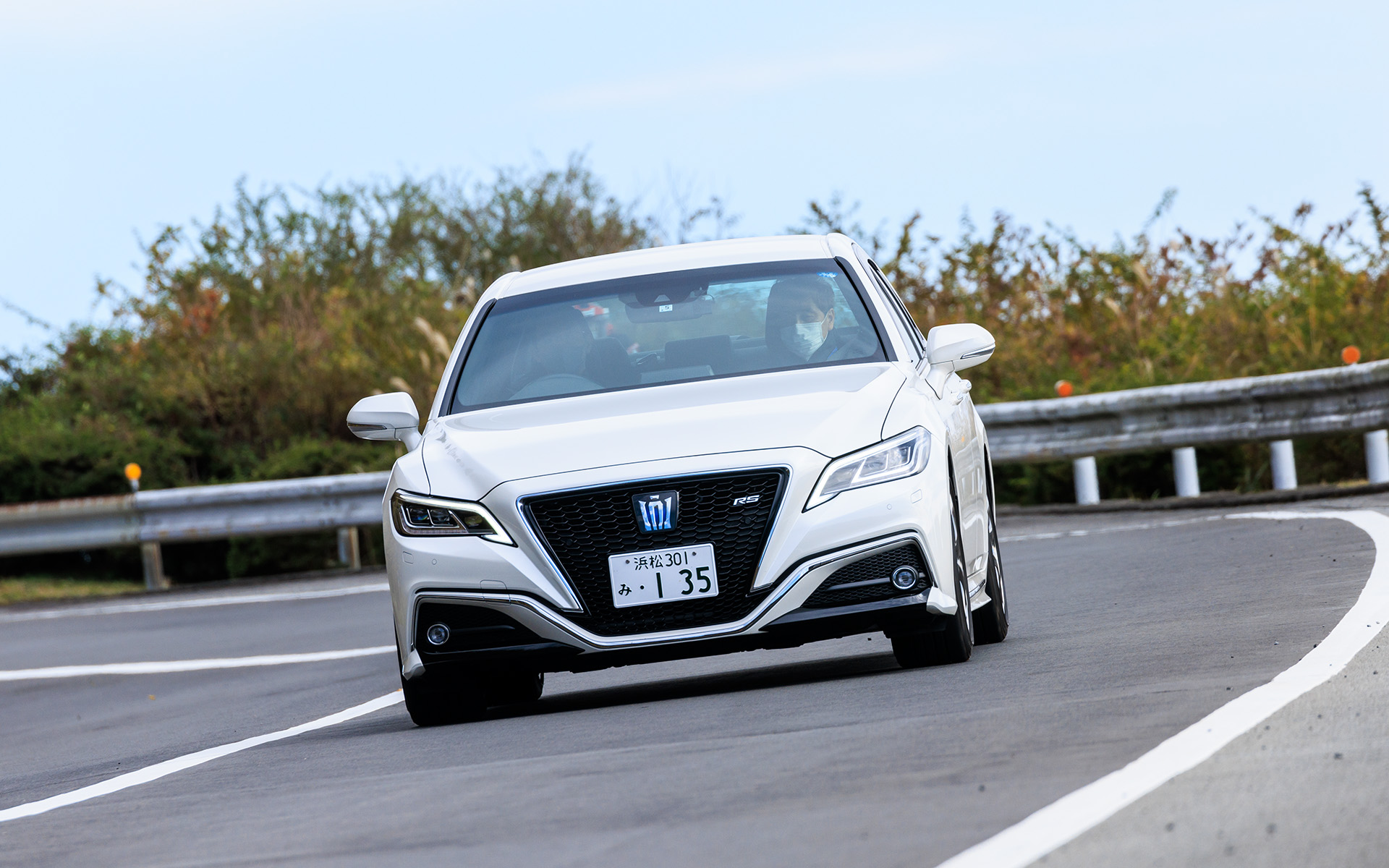 パフォーマンスダンパーを装着したトヨタ「クラウン」。エンジン音が大きくなる上り坂区間では、軽々とエンジンが回っているように感じられた