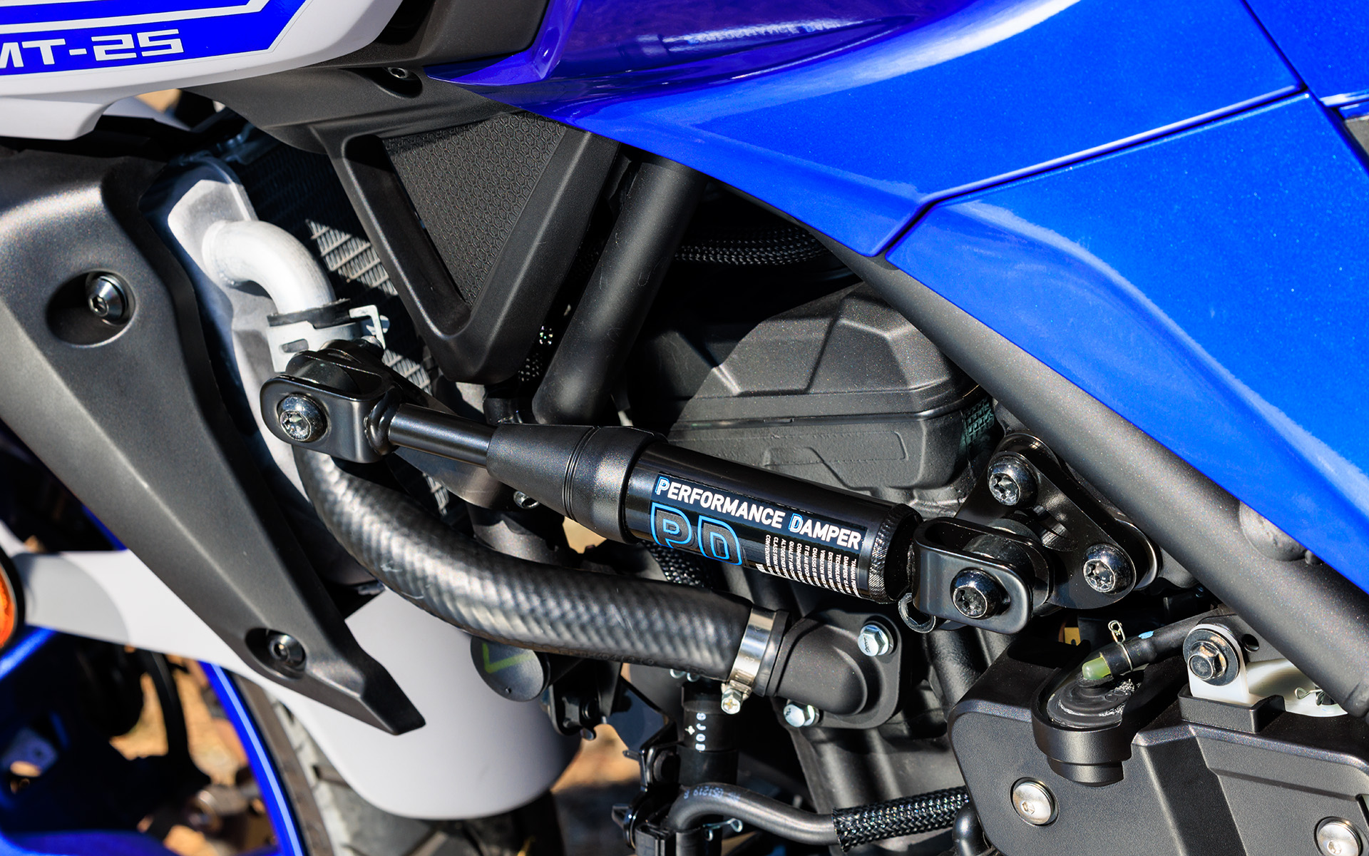 車体左側に、エンジンとフレームをつなぐような形で取り付けられていた