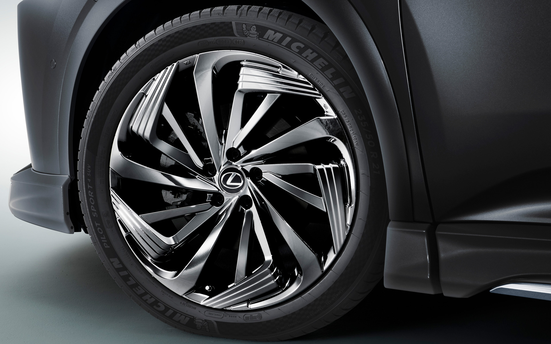 21インチアルミホイール＆タイヤセット（66万円/1台分）、21インチアルミホイールセット（41万8000円/1台分）