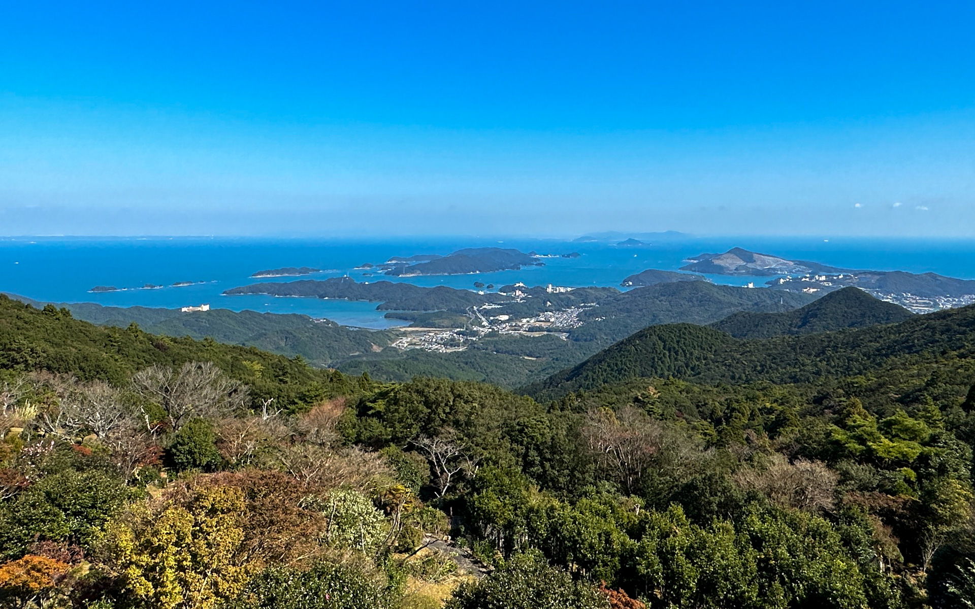 11月に入ってから、伊勢志摩、京都と取材で動きまわりましたが、現地の観光客で賑わうようすを伺うと、この2年間の自粛生活もそろそろ終わりが来るのでしょうか