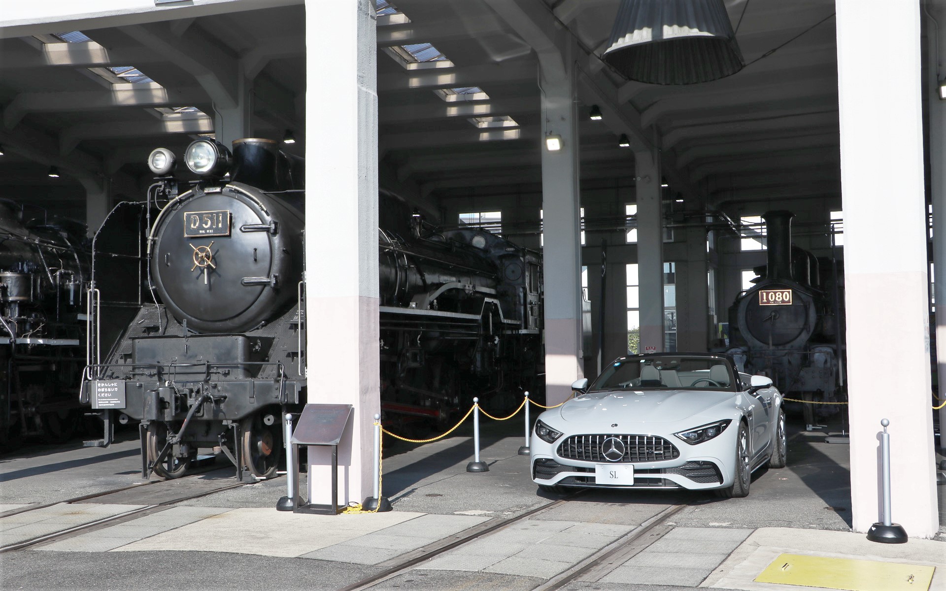 京都鉄道博物館の扇形車庫にメルセデス・ベンツの新型SLが期間限定で展示されている