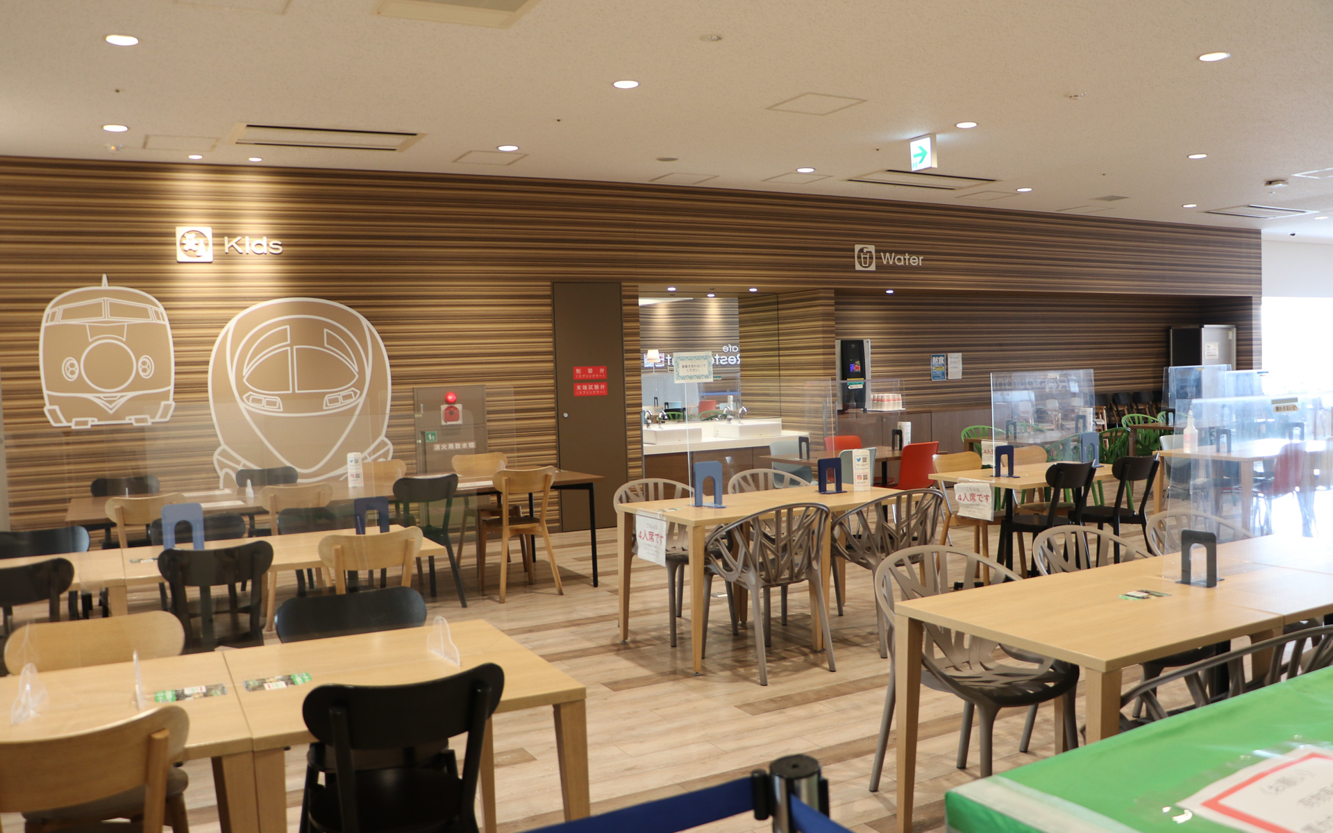 博物館の2階にあるレストラン。窓側席は線路が見え、運がいいとドクターイエロー（新幹線電気軌道総合試験車）も見られるため人気スポットになっている