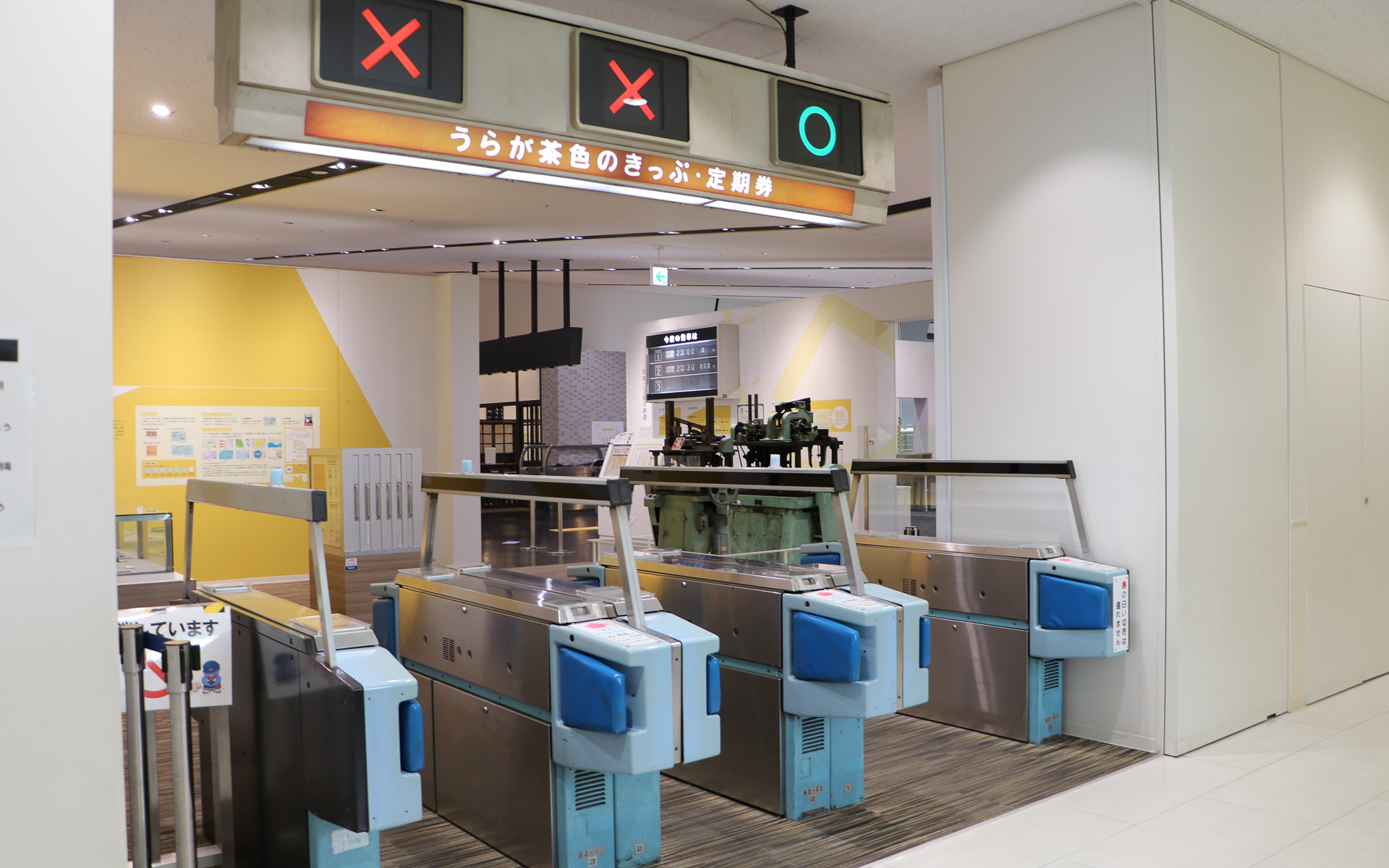 自動改札機の展示物。開きっぱなしなのに思わず立ち止まってしまう……