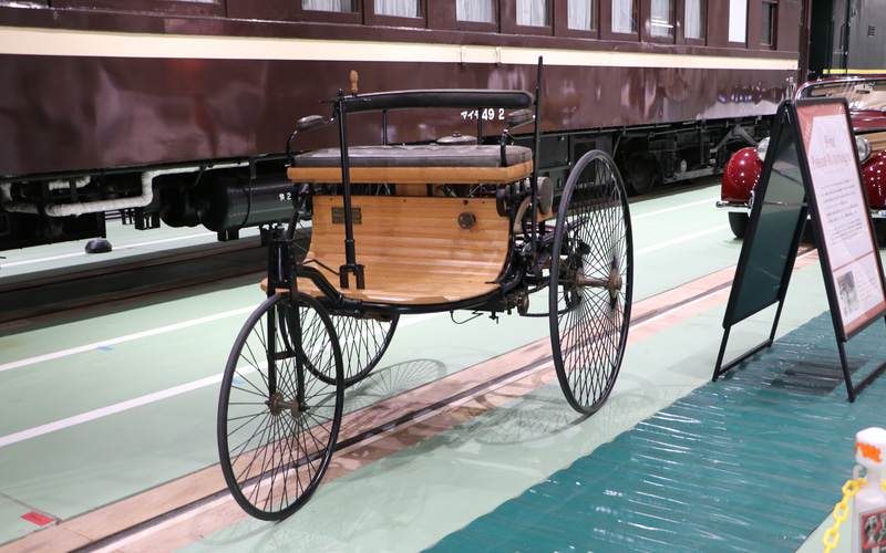 Marklin 博物館開館記念特別車両 メルセデス・ベンツの新型「SL」と蒸気機関車（SL）、京都鉄道博物館の