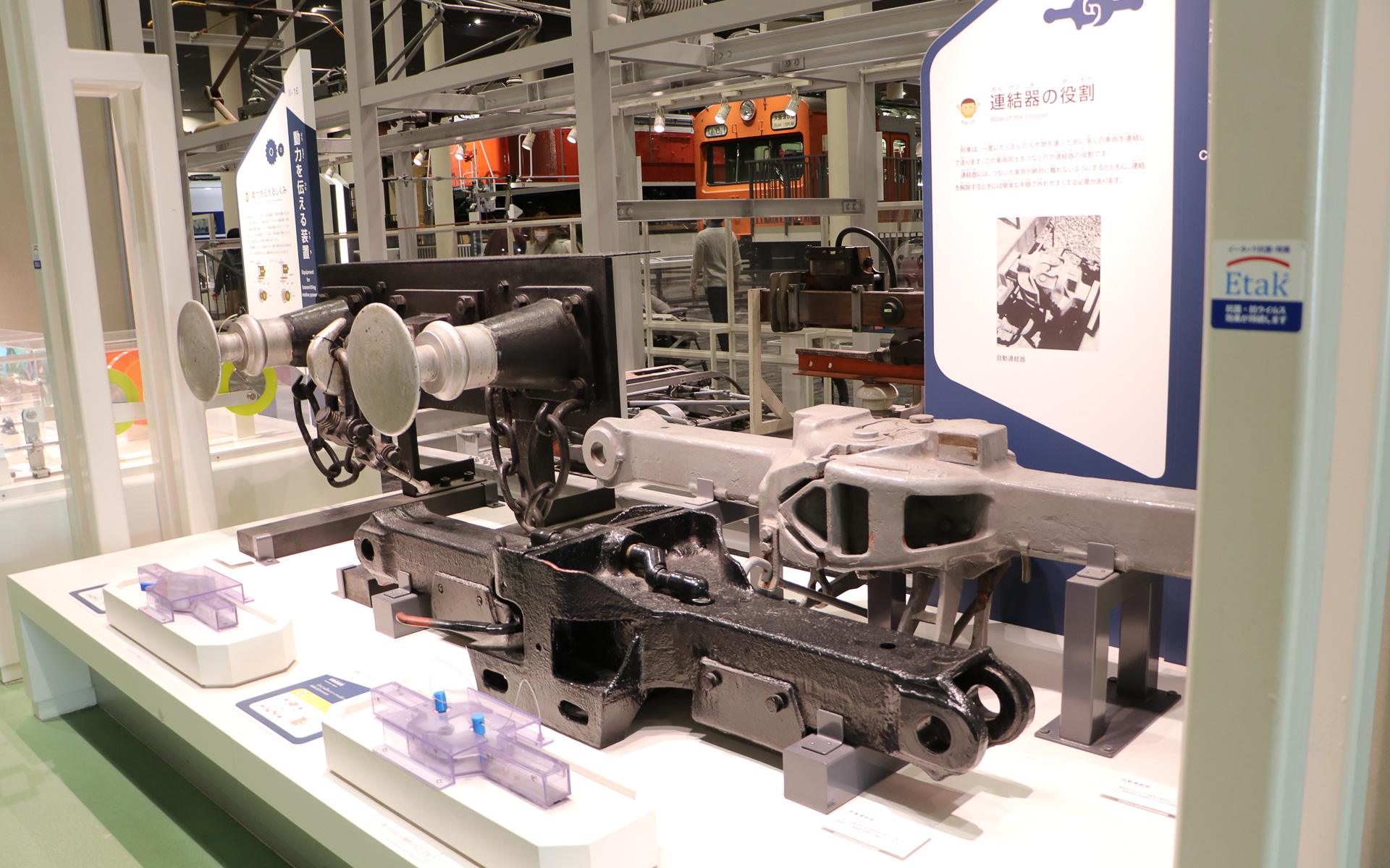 連結部分やパンタグラフなどの仕組みを分かりやすく紹介する展示物も多数あり。また、ボタンを押すと動くものがあり、大人でもついつい見入ってしまう