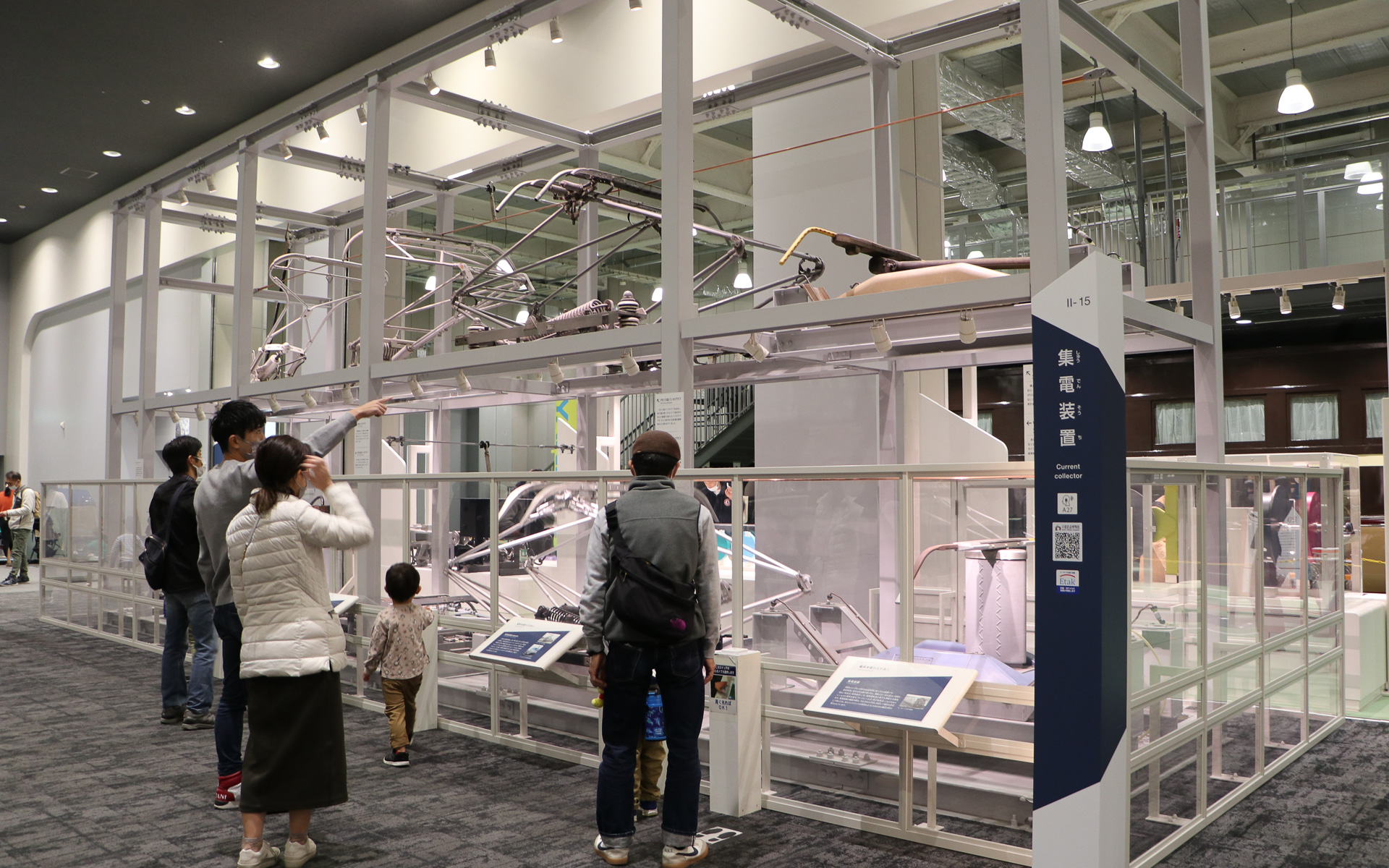連結部分やパンタグラフなどの仕組みを分かりやすく紹介する展示物も多数あり。また、ボタンを押すと動くものがあり、大人でもついつい見入ってしまう