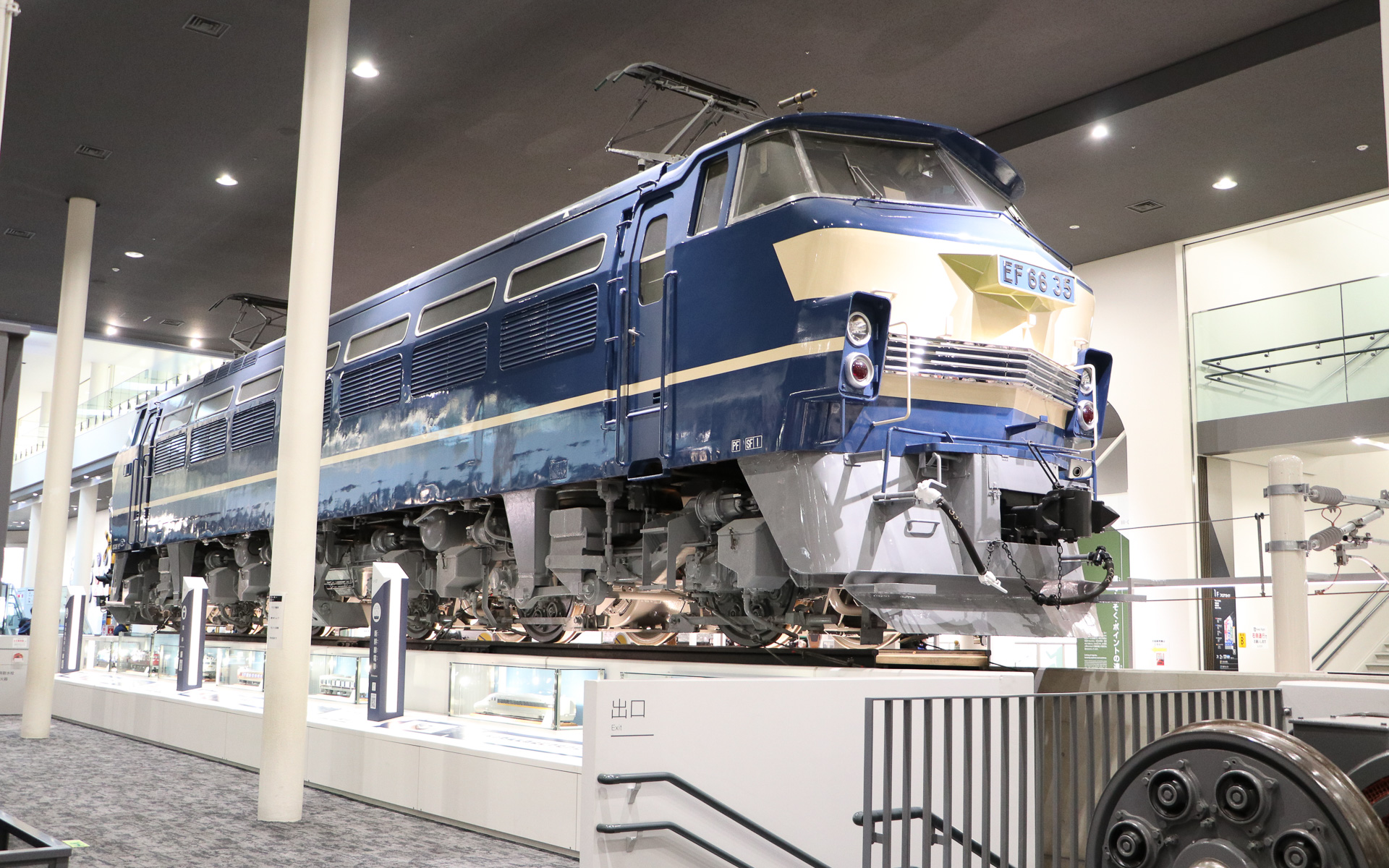 京都博物館の本館は平安時代の朱雀大路の上に位置しているため、遺構保存のため車両を持ち上げて展示することにしたという