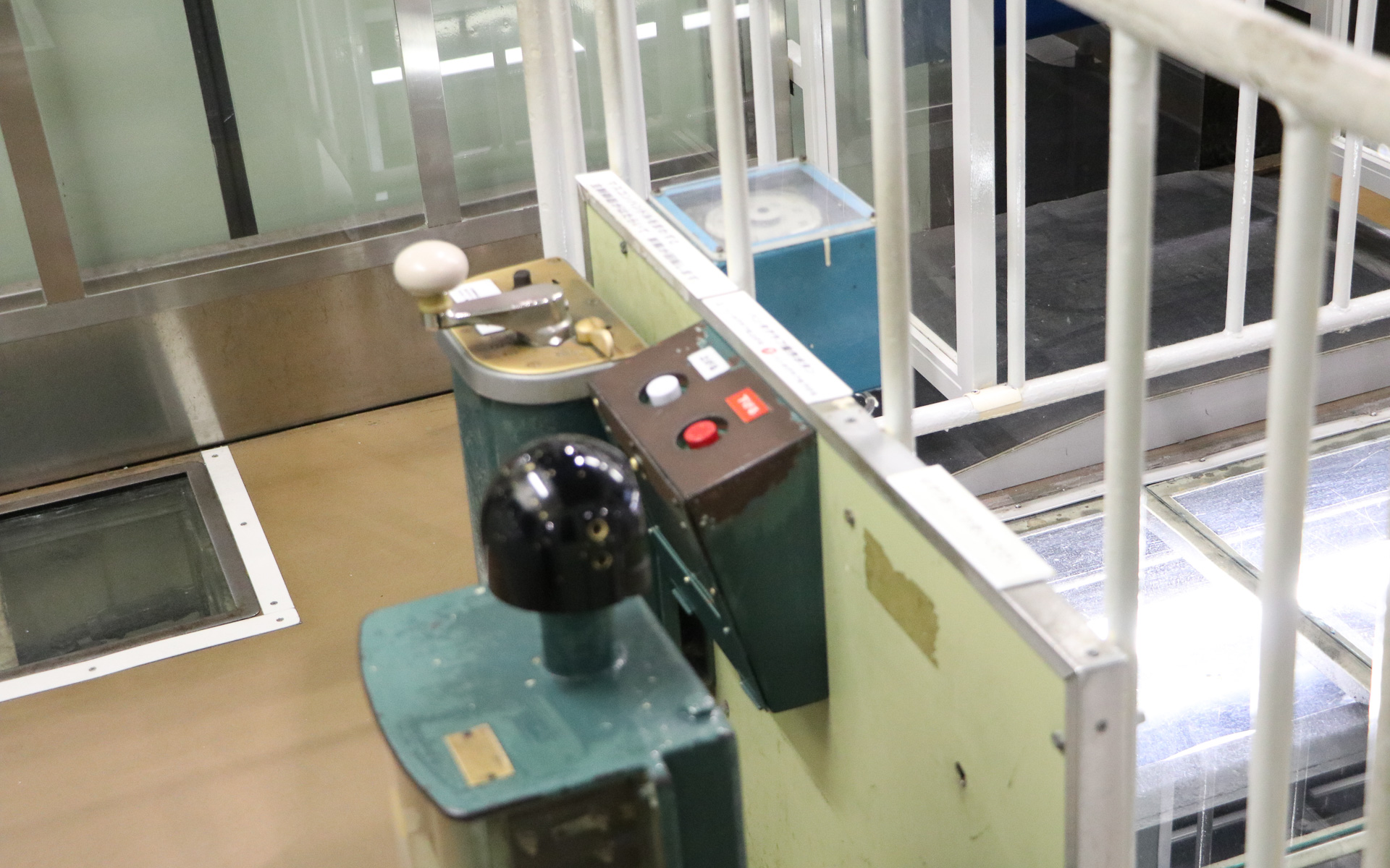 大阪環状線のカットモデルは、ドアの開閉やパンタグラフの昇降などが体験可能