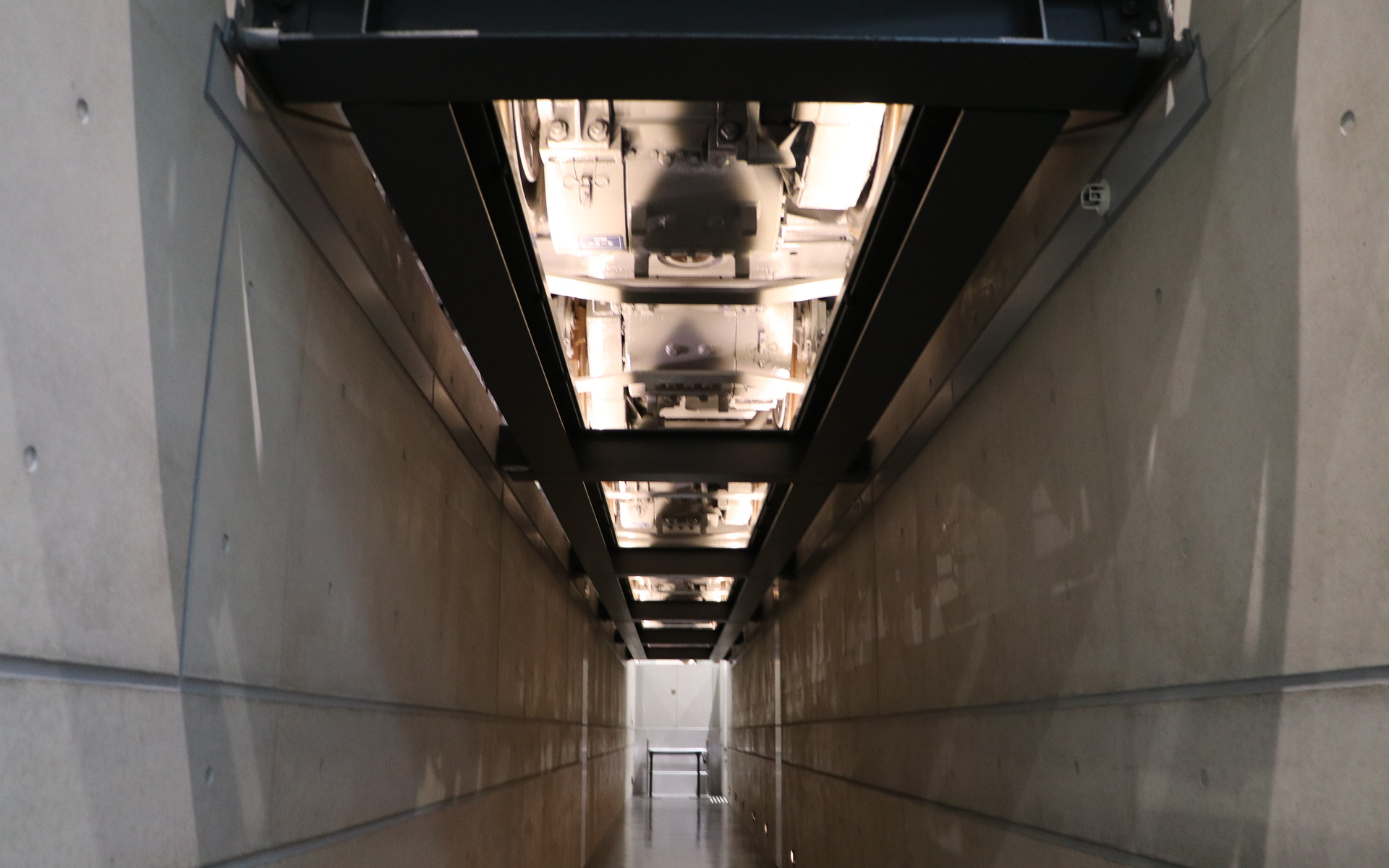 車両の底面も見学できる