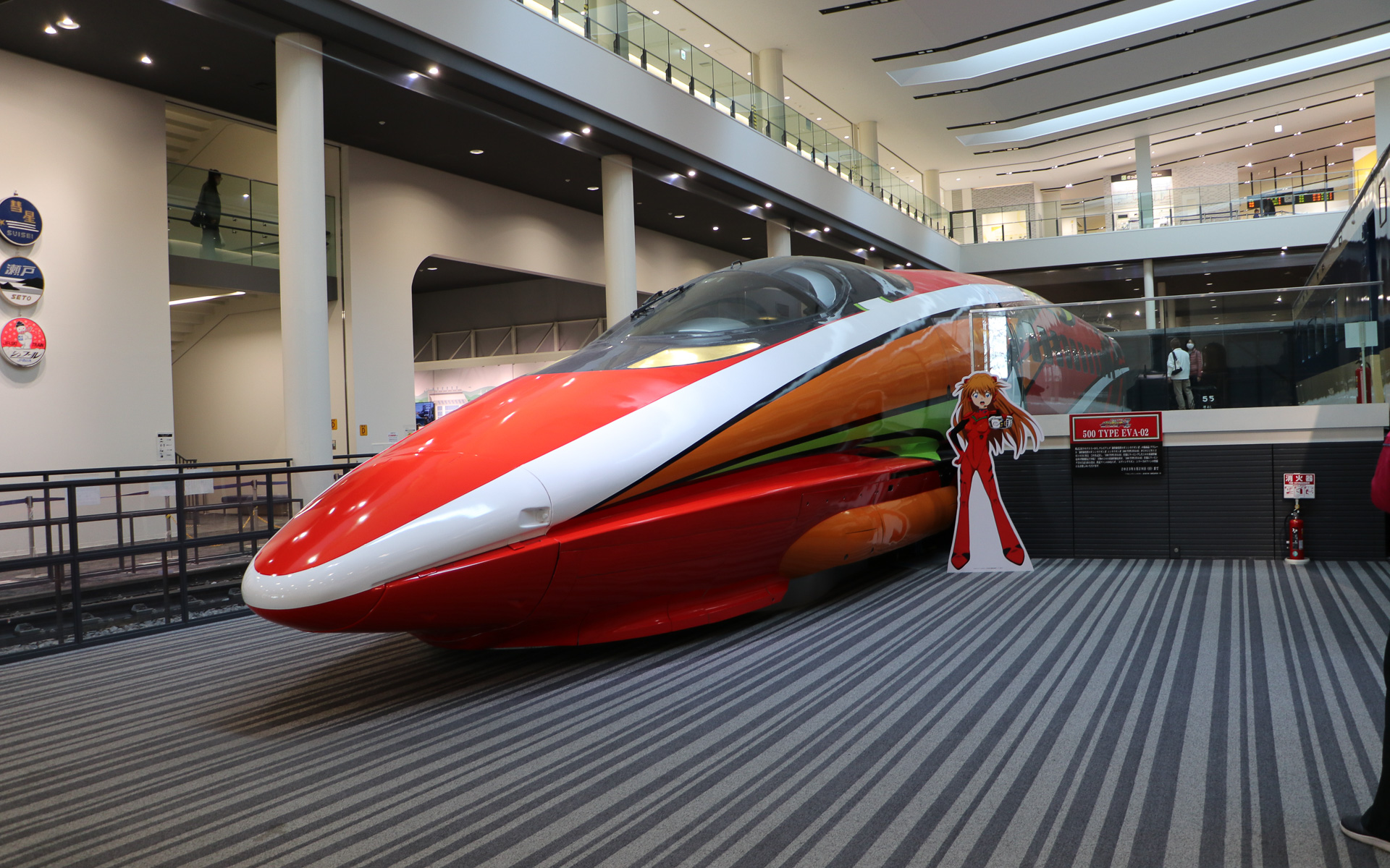 500系新幹線がエヴァンゲリオン弐号機仕様にラッピングされている特別展示は2023年1月29日まで