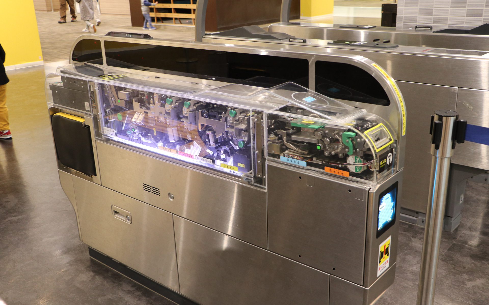 キップを買うところから体験でき、その先にはスケルトンの自動改札機があり、キップが機械の中をどうやって通っているか見ることができる