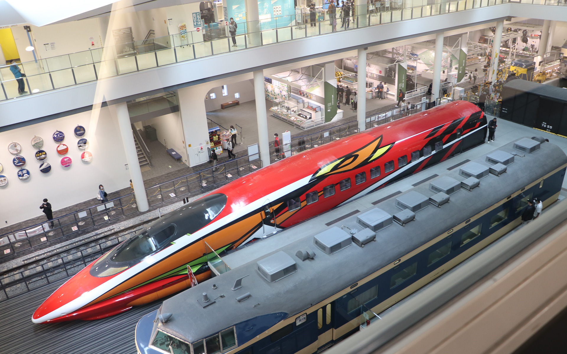 500系新幹線がエヴァンゲリオン弐号機仕様にラッピングされている特別展示は2023年1月29日まで
