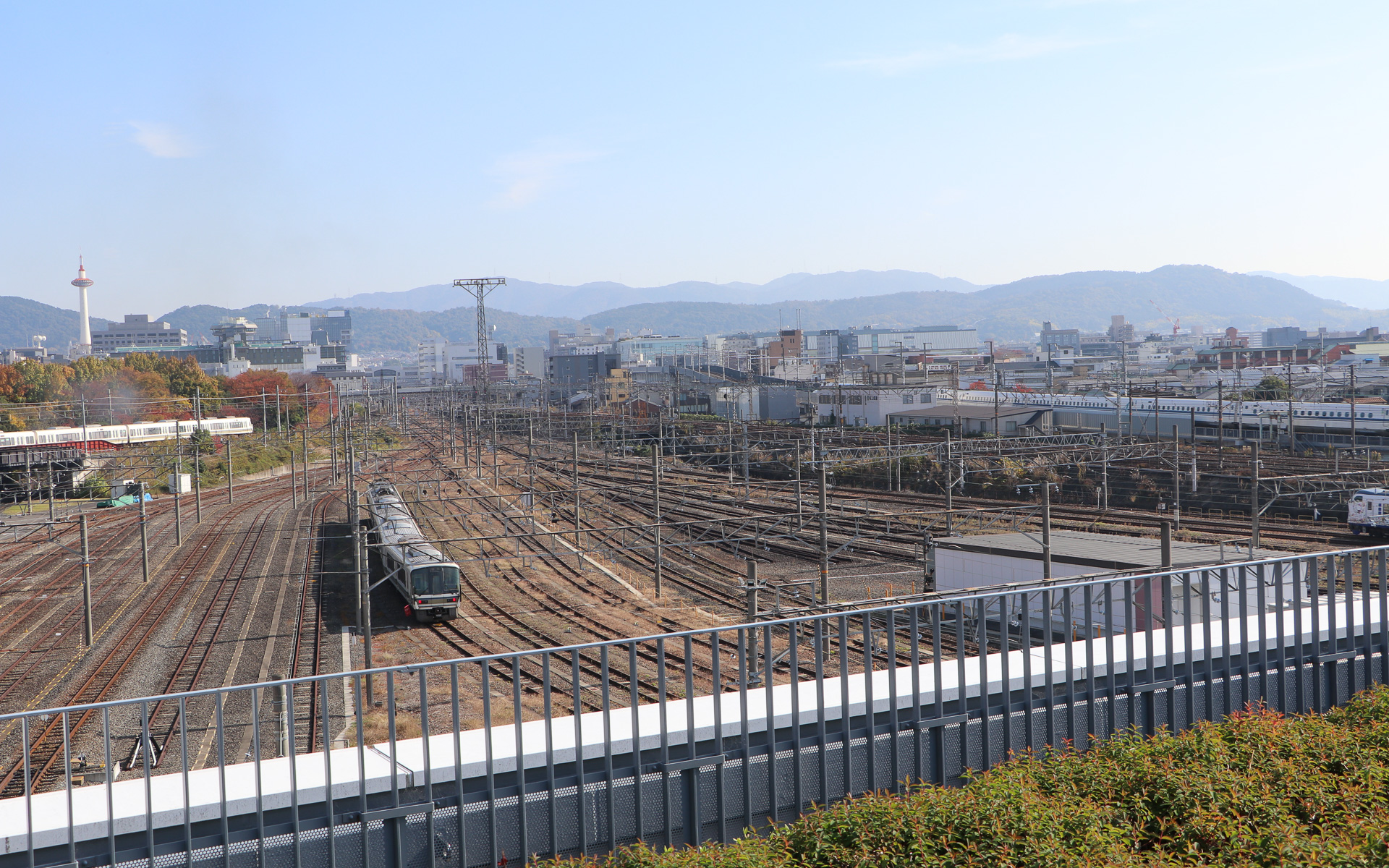 レストランや屋上から見える景色。施設内を走っている蒸気機関車も見られる