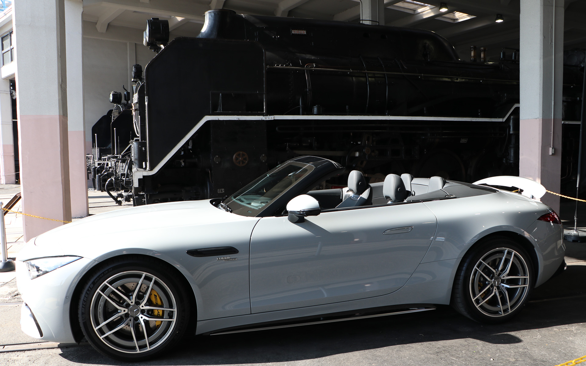 展示車両のボディカラーは「アルペングレー（有償塗装）」