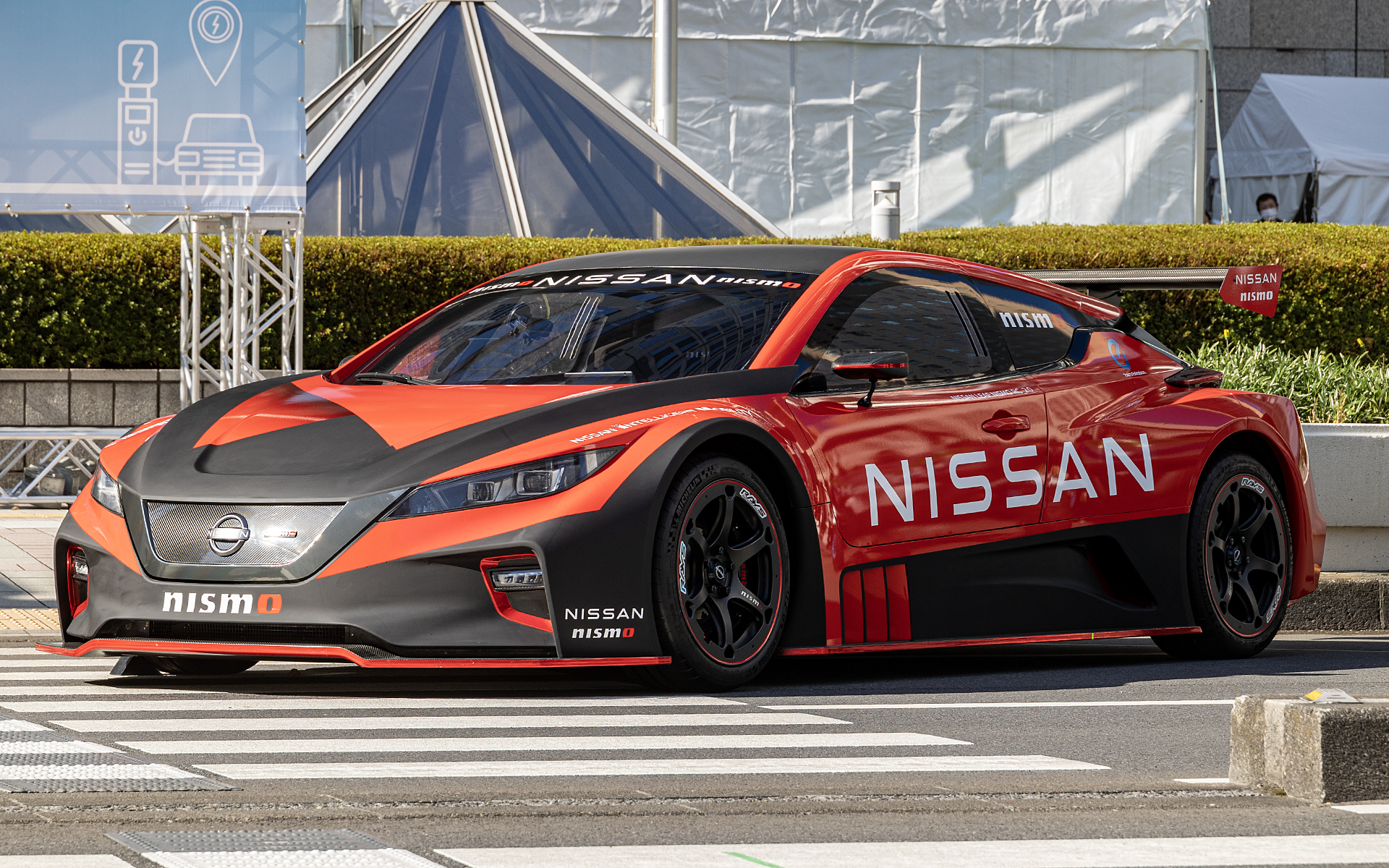 日産「リーフ NISMO RC」。この車両には小池知事が同乗