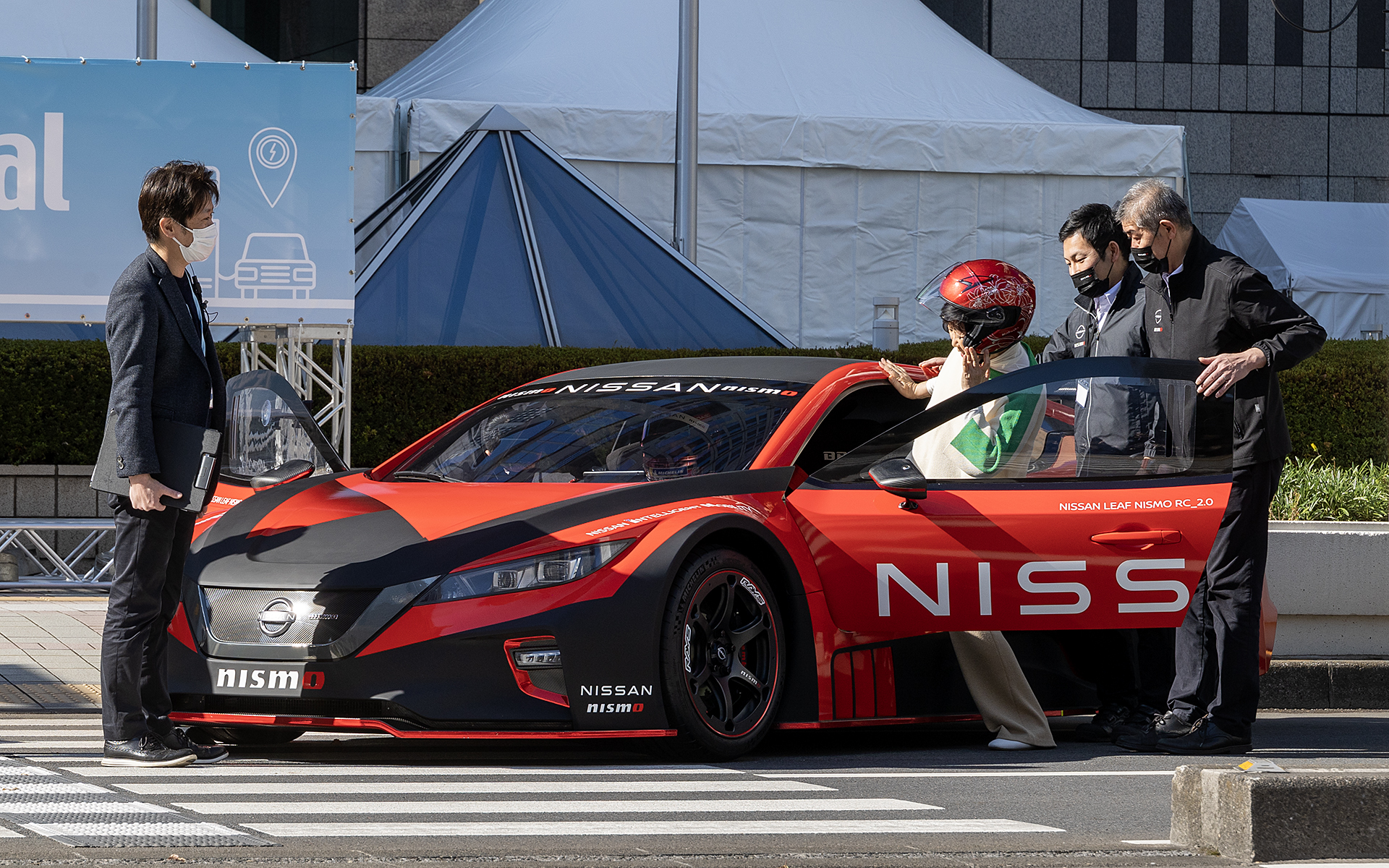 日産「リーフ NISMO RC」。この車両には小池知事が同乗