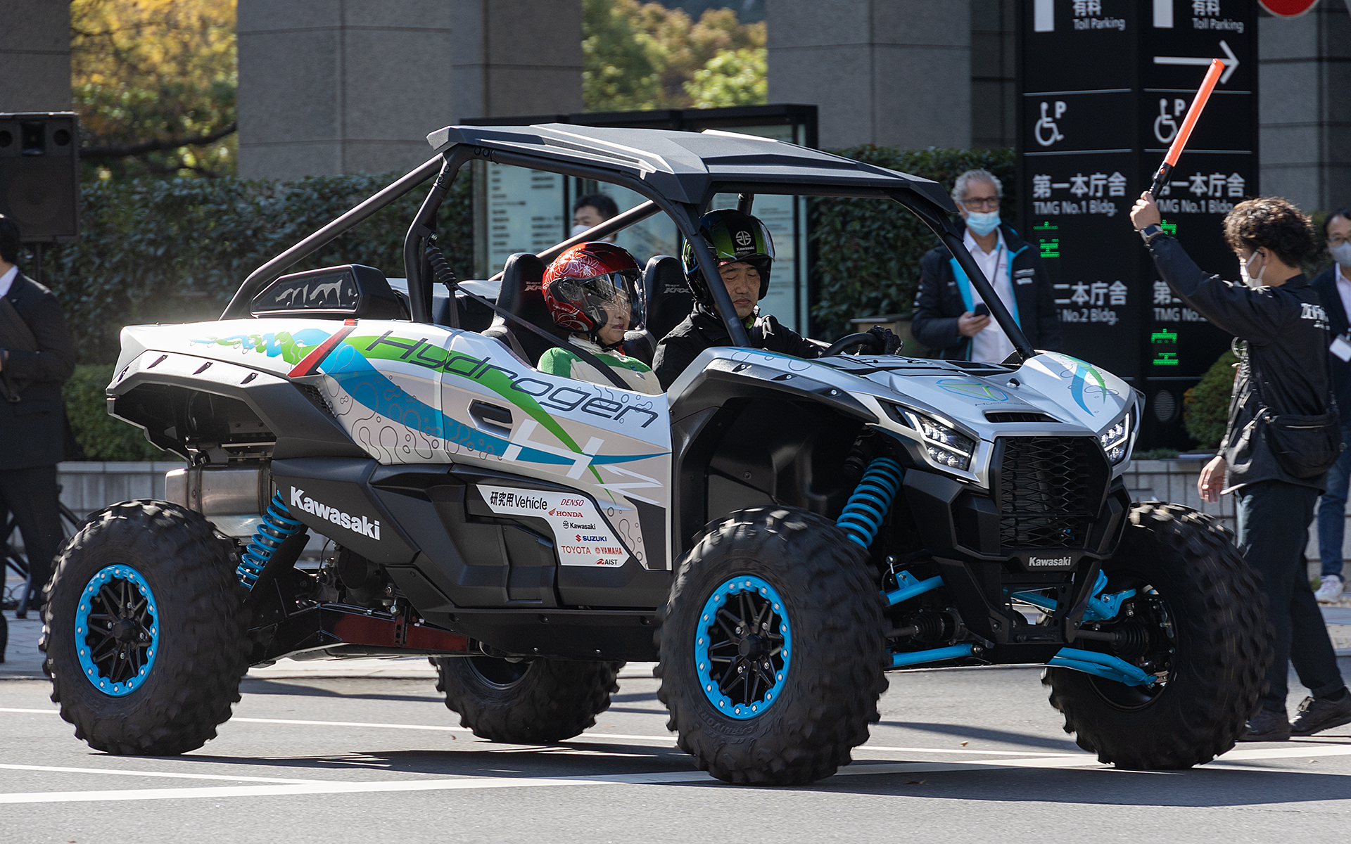 水素エンジンバギーにも小池知事が同乗した