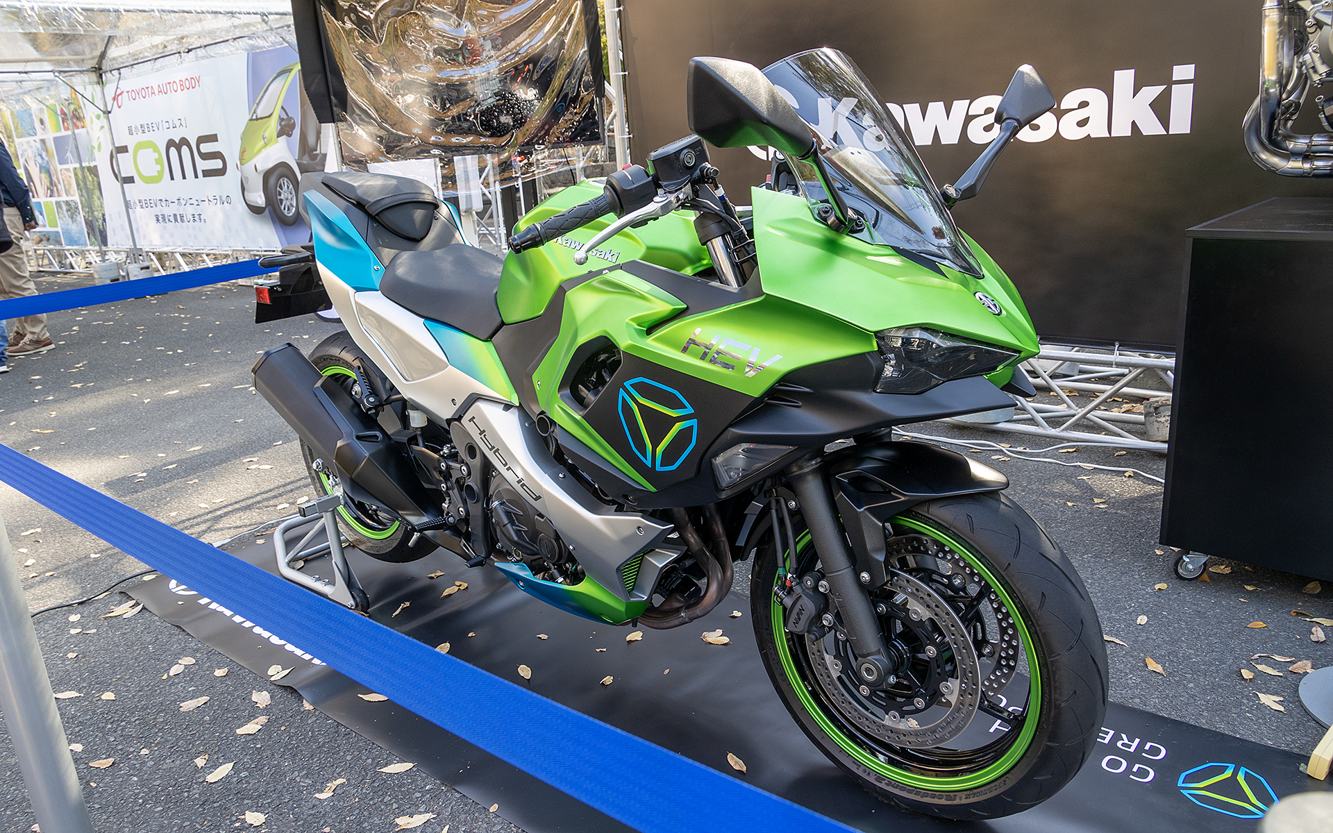 カワサキモータースは水素エンジンとHEVモーターサイクルを展示