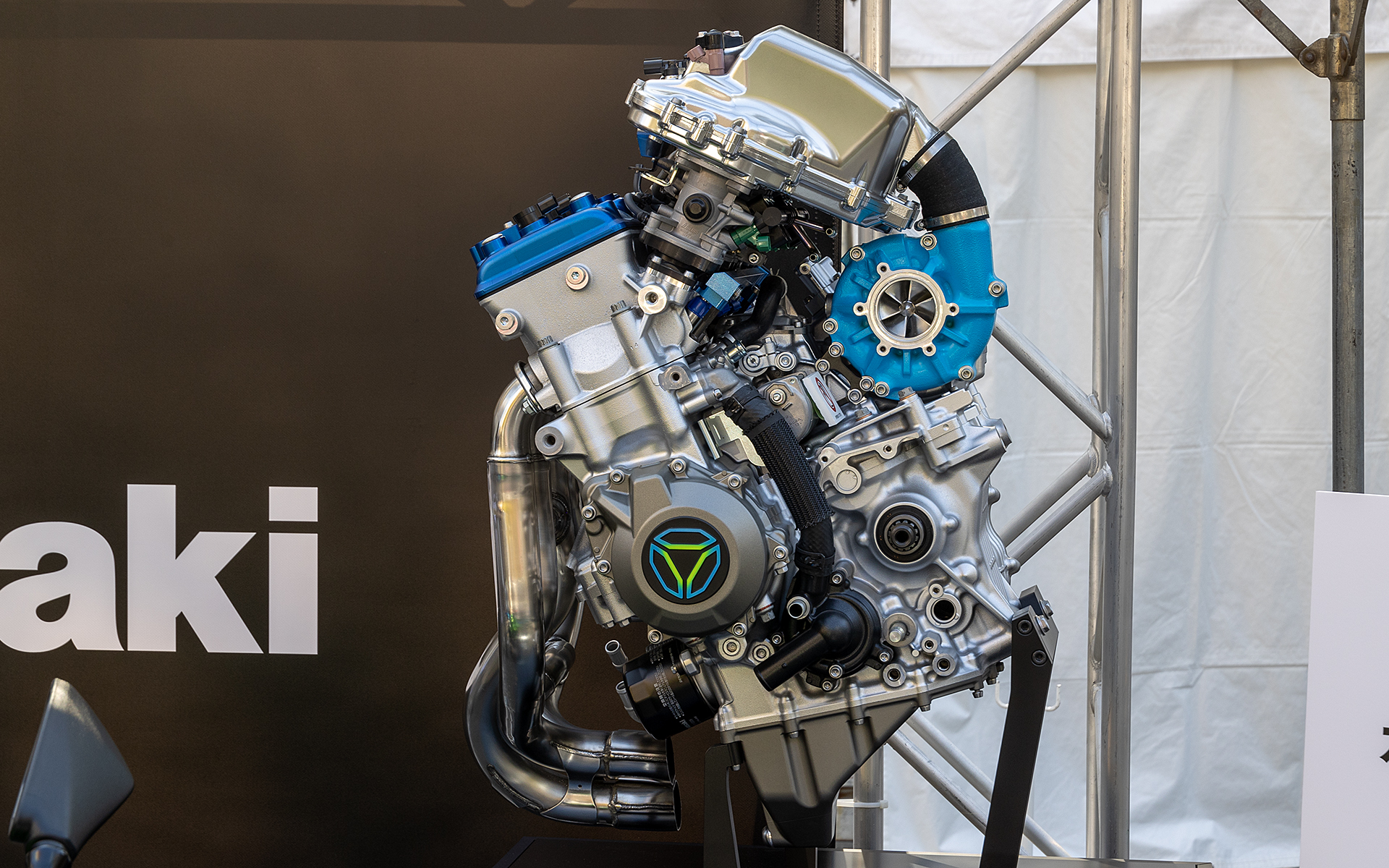 カワサキモータースは水素エンジンとHEVモーターサイクルを展示