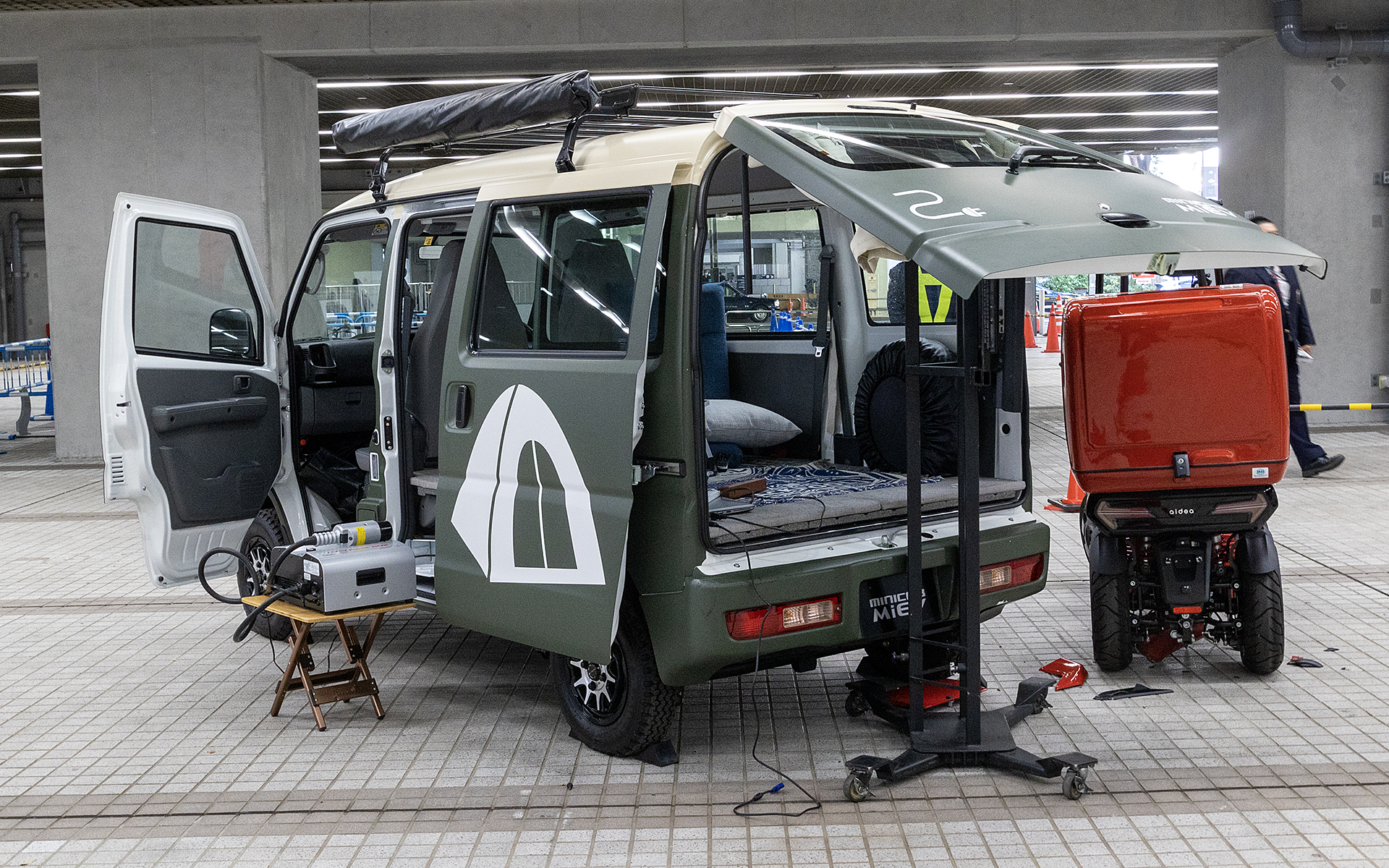 都庁の第二庁舎1階前広場には三菱自動車、aideaによるEV活用事例展示が行なわれている