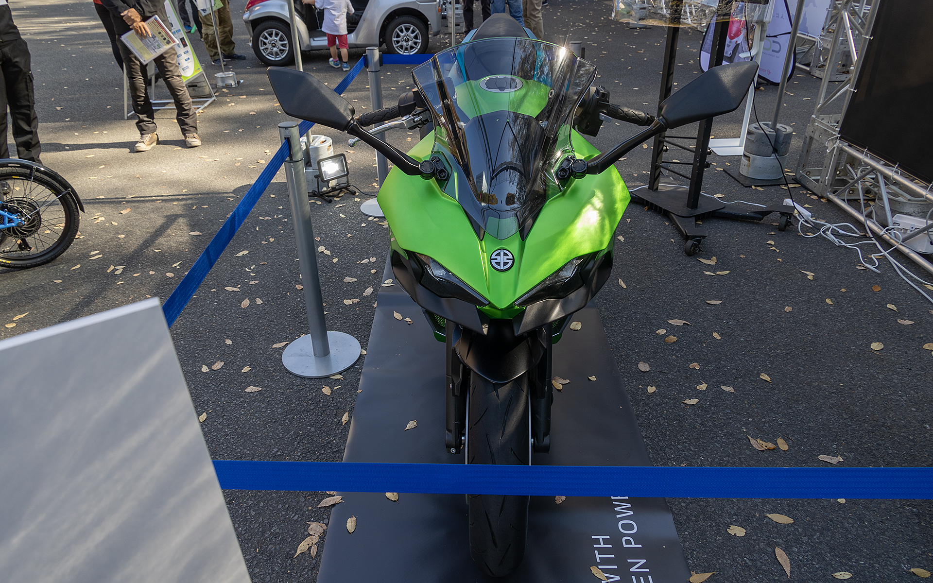 カワサキのHEVモーターサイクル。事前の発表なしでの展示だったので、気がつく人はあまりいなかったように思える