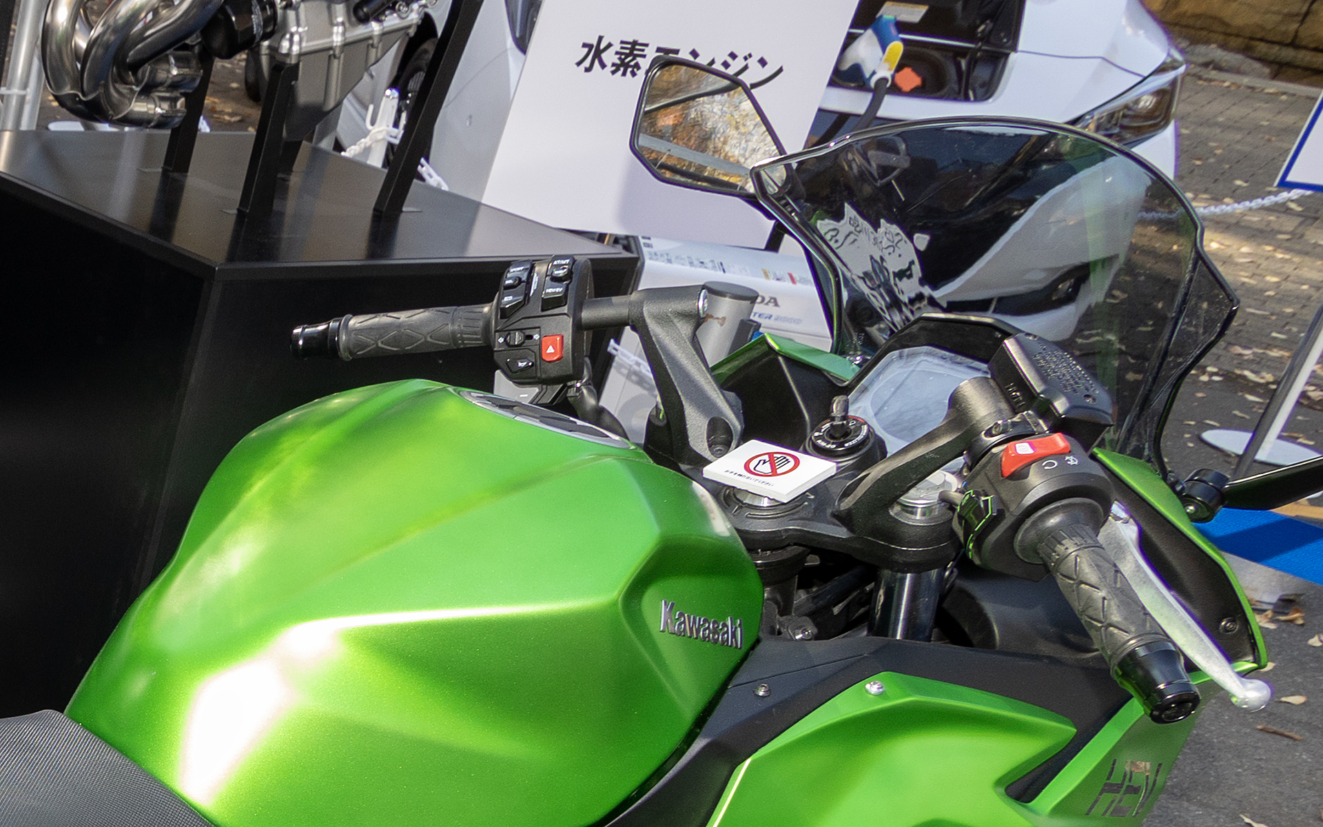 左側のスイッチボックスにHEVとエンジンの切り替えスイッチと、走行モードの切り替えスイッチがある