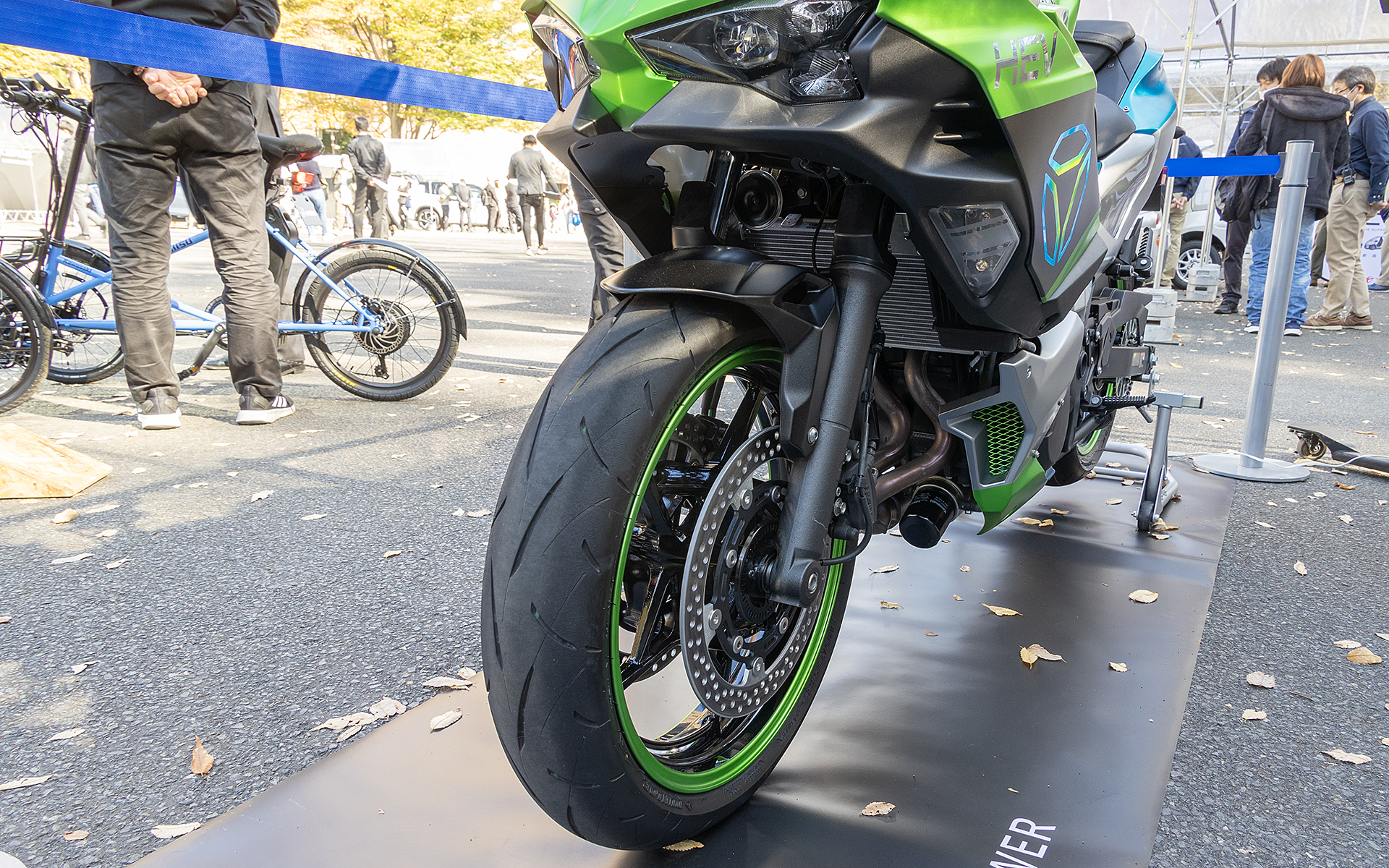 リリースによると自社開発のストロングハイブリッドシステムが搭載されているという。とても興味深い車両なので都庁まで行ける方はぜひ見ていただきたい