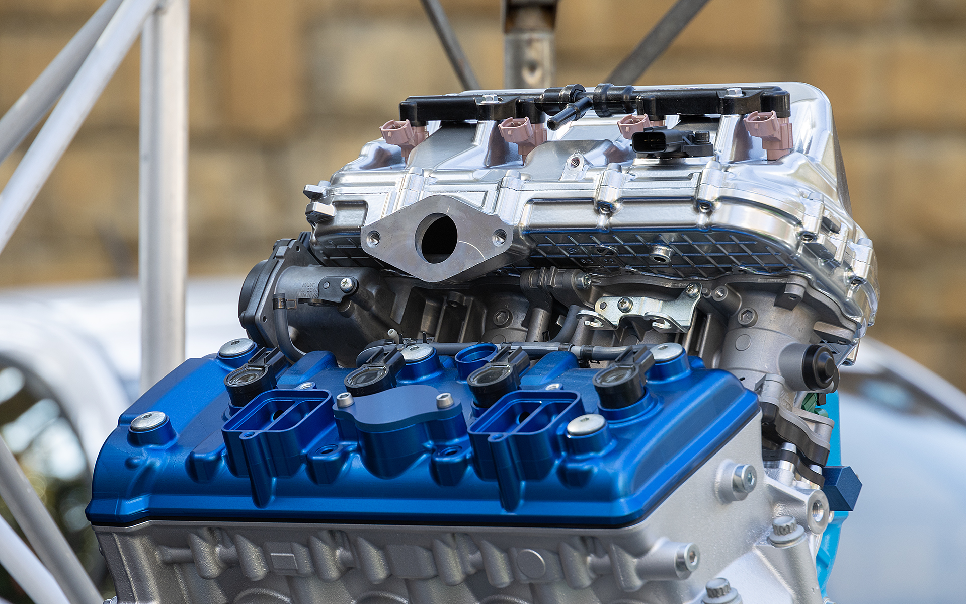 使用燃料圧縮気体水素で直噴に変更される