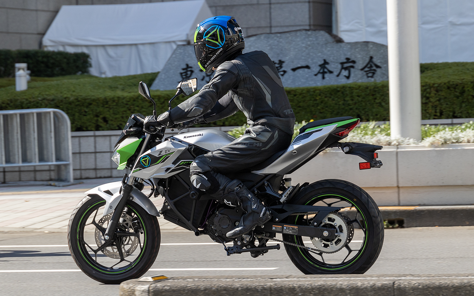 デモ走行ではカワサキのEVモーターサイクルも走行。この車両もミラノショーに展示されたものだ