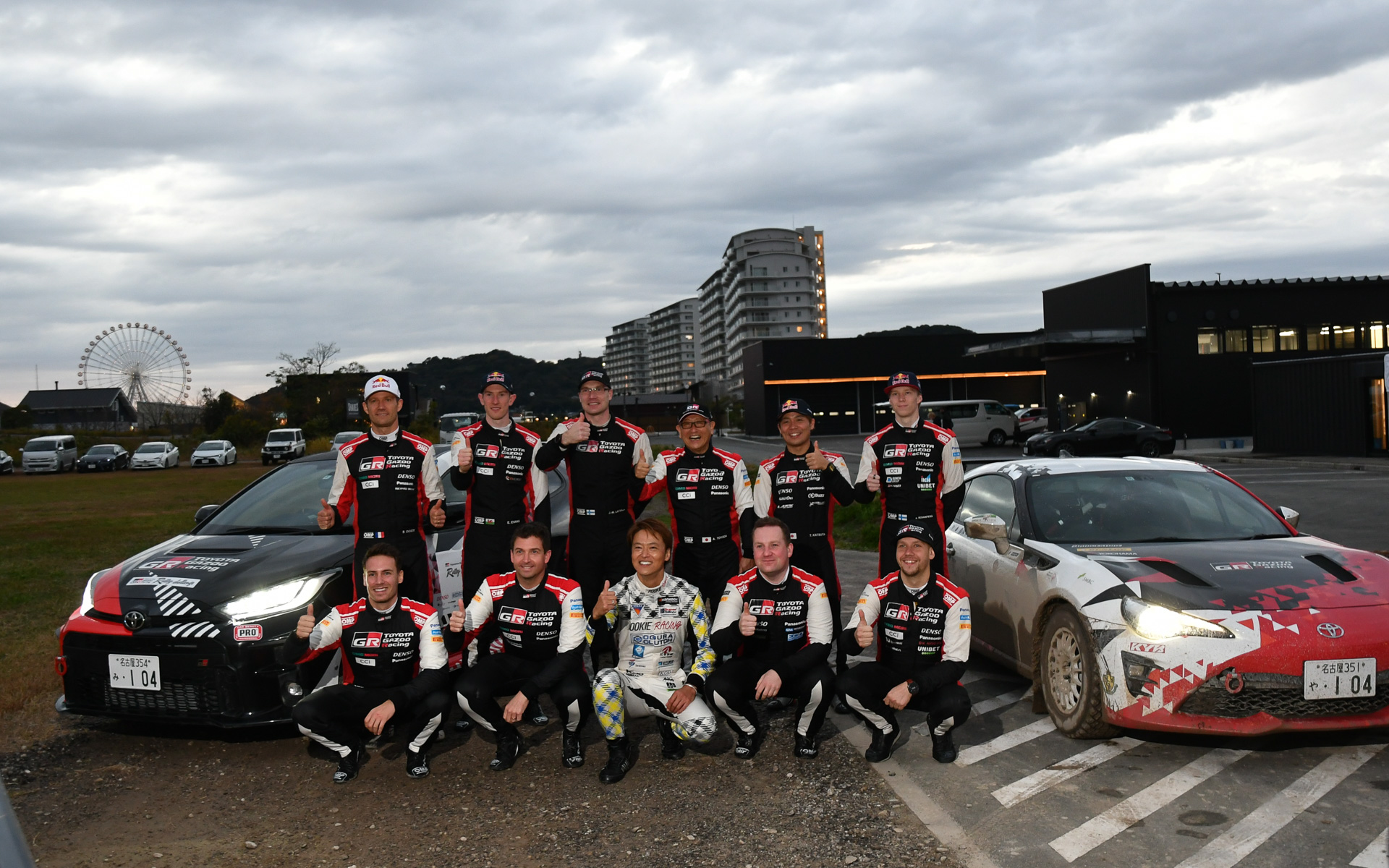 蒲郡対決時のTOYOTA GAZOO RacingのWRCチームとモリゾウ選手。世界チャンピオンのロベンパラ選手や勝田選手に加え、モリゾウ選手、ラトバラ代表がデモラン予定