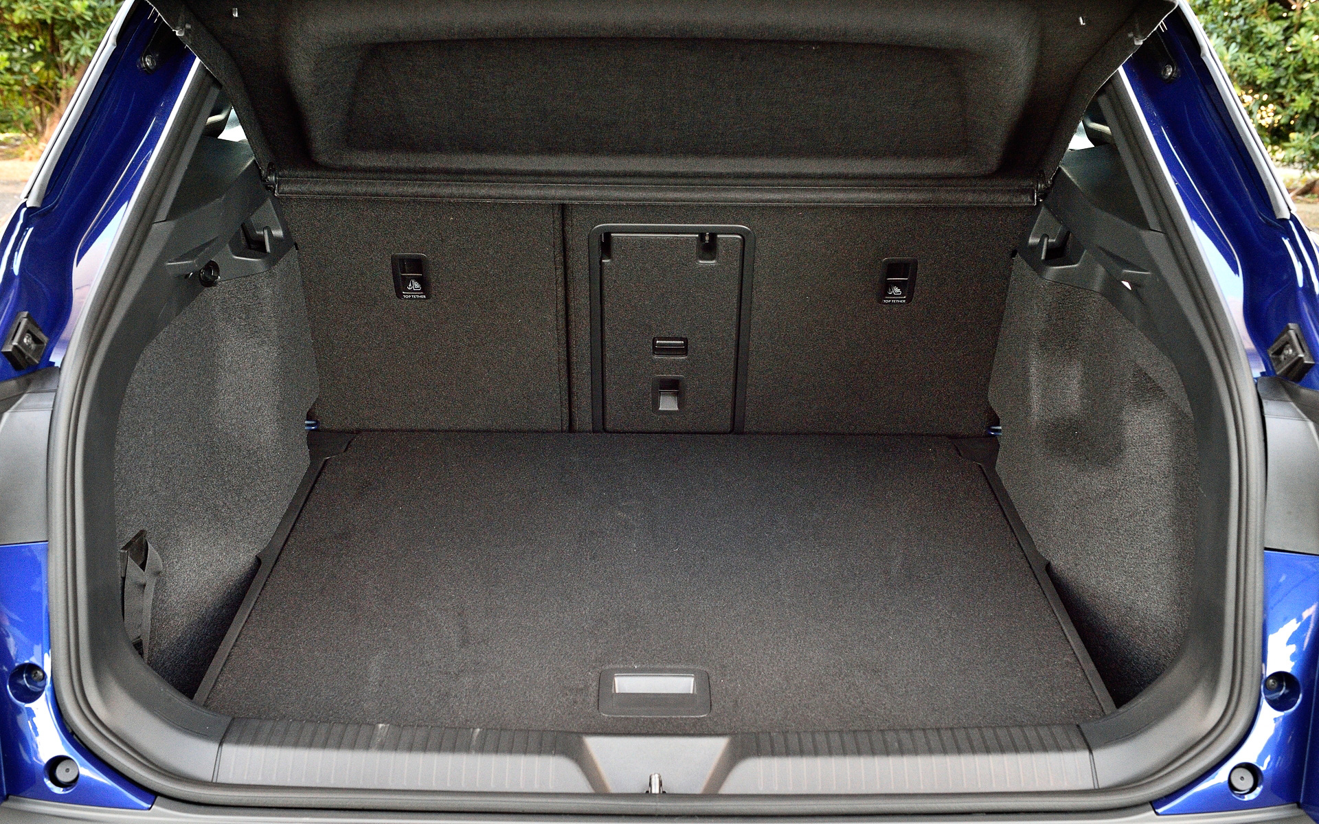 容積の大きいラゲッジスペースを有する