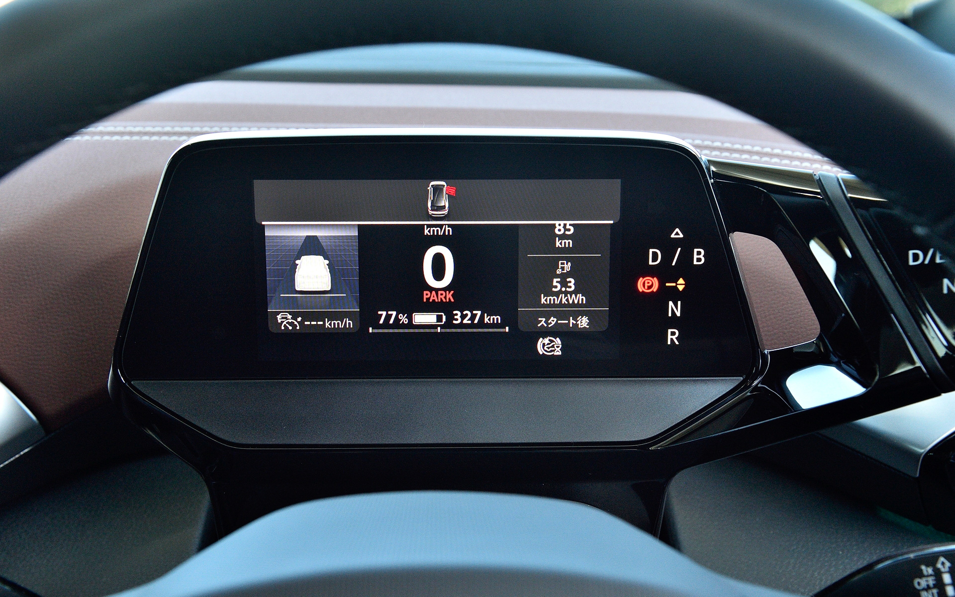 Pro Launch Editionのインテリア。ブラウンカラーのレザレットをダッシュボード上部、ドアパネル、シートサイドにデザインした上質感を感じられる仕上がり。ID.4ではドライブモードセレクターが統合された新しいメーターディスプレイとともに、大型のセンターディスプレイを搭載。また、アクセルペダルには再生マーク、ブレーキペダルに一時停止マークをモチーフにしたアルミ調ペダルクラスターを全車標準装備