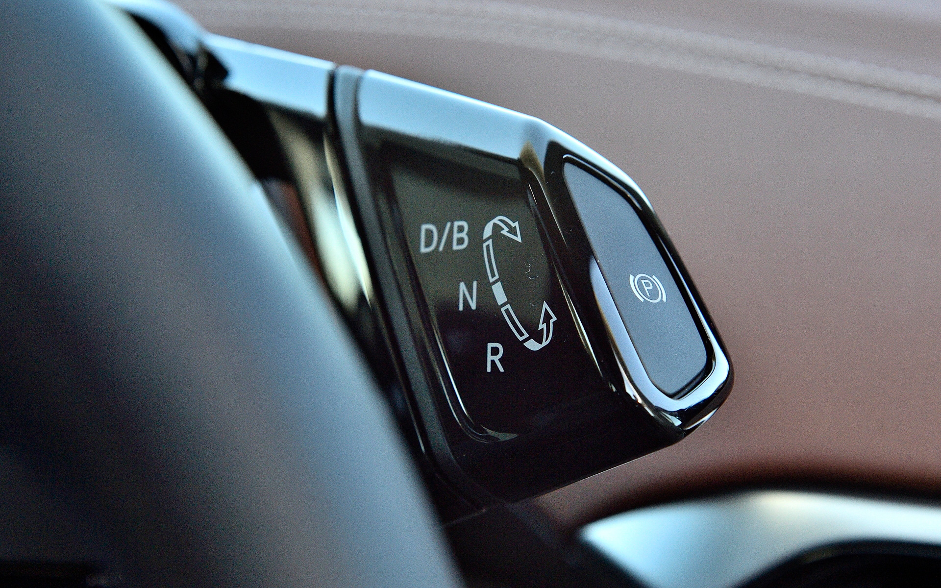 Pro Launch Editionのインテリア。ブラウンカラーのレザレットをダッシュボード上部、ドアパネル、シートサイドにデザインした上質感を感じられる仕上がり。ID.4ではドライブモードセレクターが統合された新しいメーターディスプレイとともに、大型のセンターディスプレイを搭載。また、アクセルペダルには再生マーク、ブレーキペダルに一時停止マークをモチーフにしたアルミ調ペダルクラスターを全車標準装備