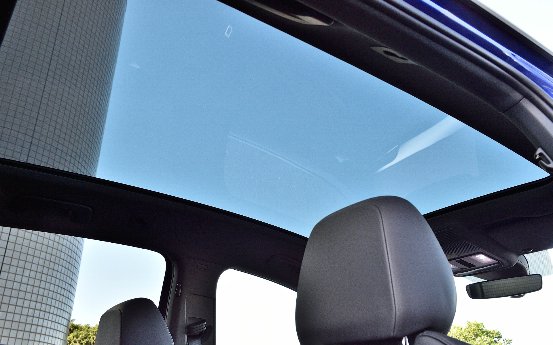 パノラマガラスルーフはPro Launch Editionに標準装備