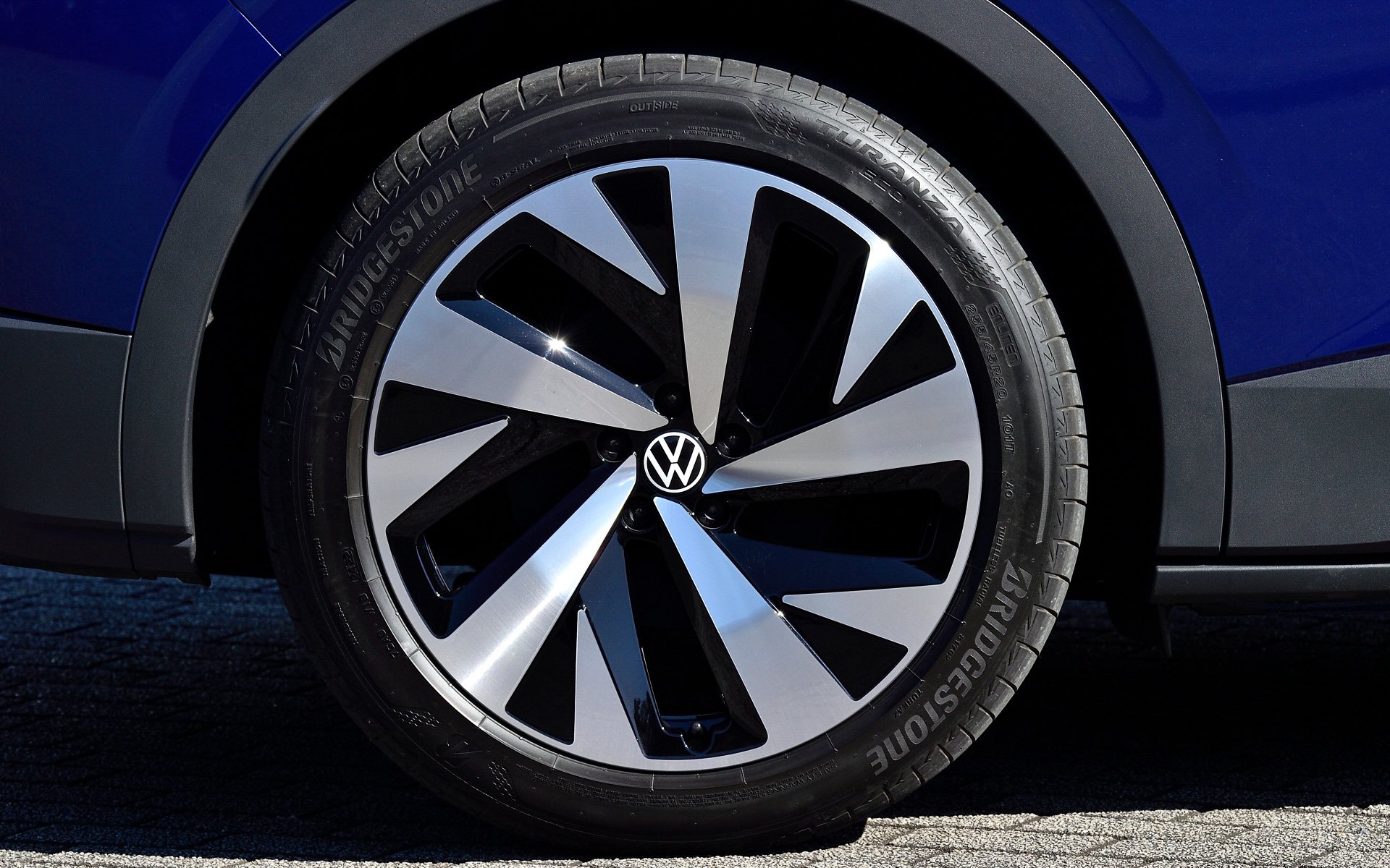 足下はLite Launch Editionが18インチスチールホイールなのに対し、Pro Launch Editionは20インチアルミホイール（タイヤサイズはフロントが235/50R20、リアが255/45R20）を標準装備