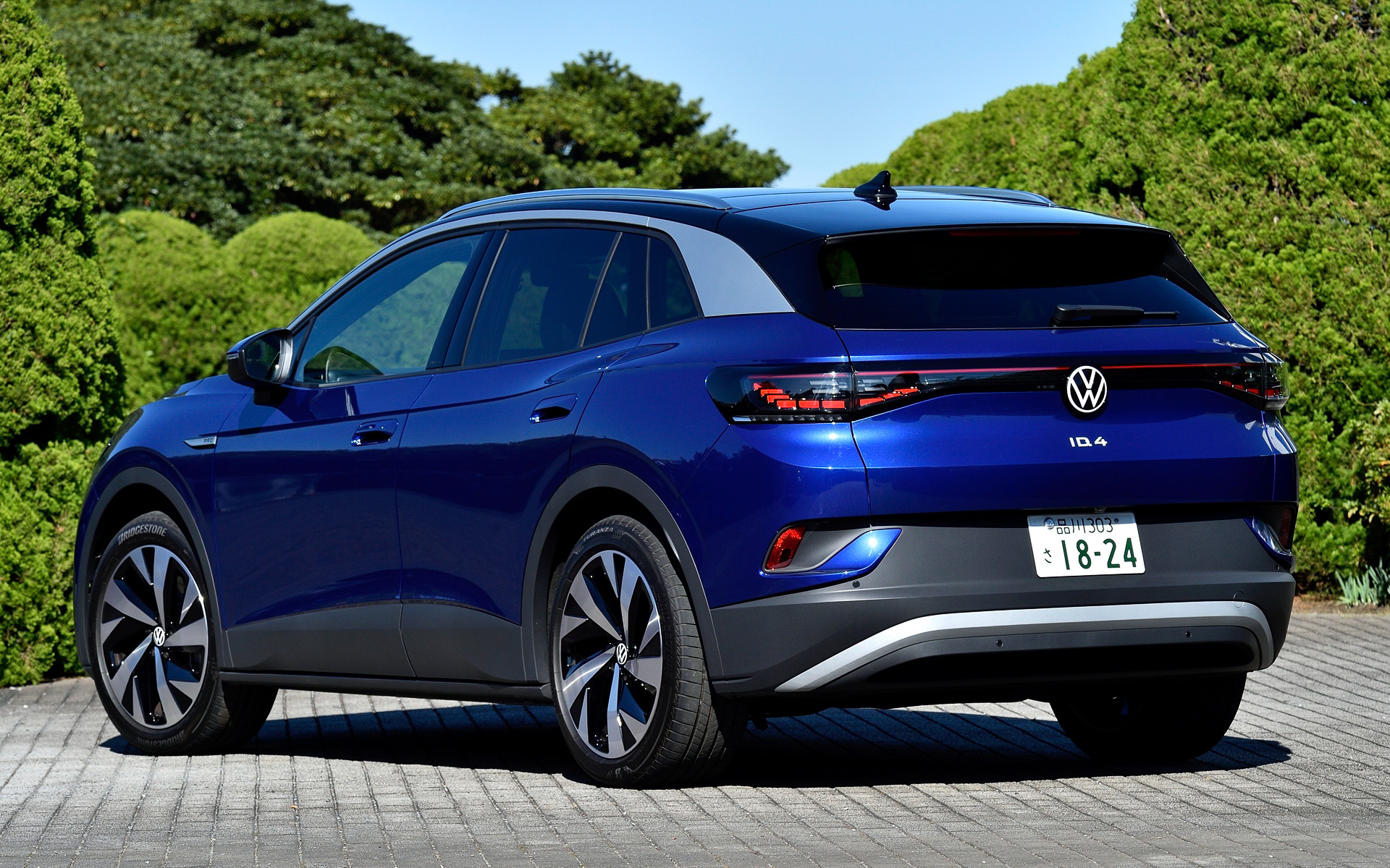 今回試乗したのは11月22日に発売された新型「ID.4」。グレードは77kWhのバッテリを採用する「Pro Launch Edition」（636万5000円）で、ボディサイズは4585×1850×1640mm（全長×全幅×全高）、ホイールベースは2770mm。現行「ティグアン」と比べ70mm長く、10mm広く、35mm低いプロポーション