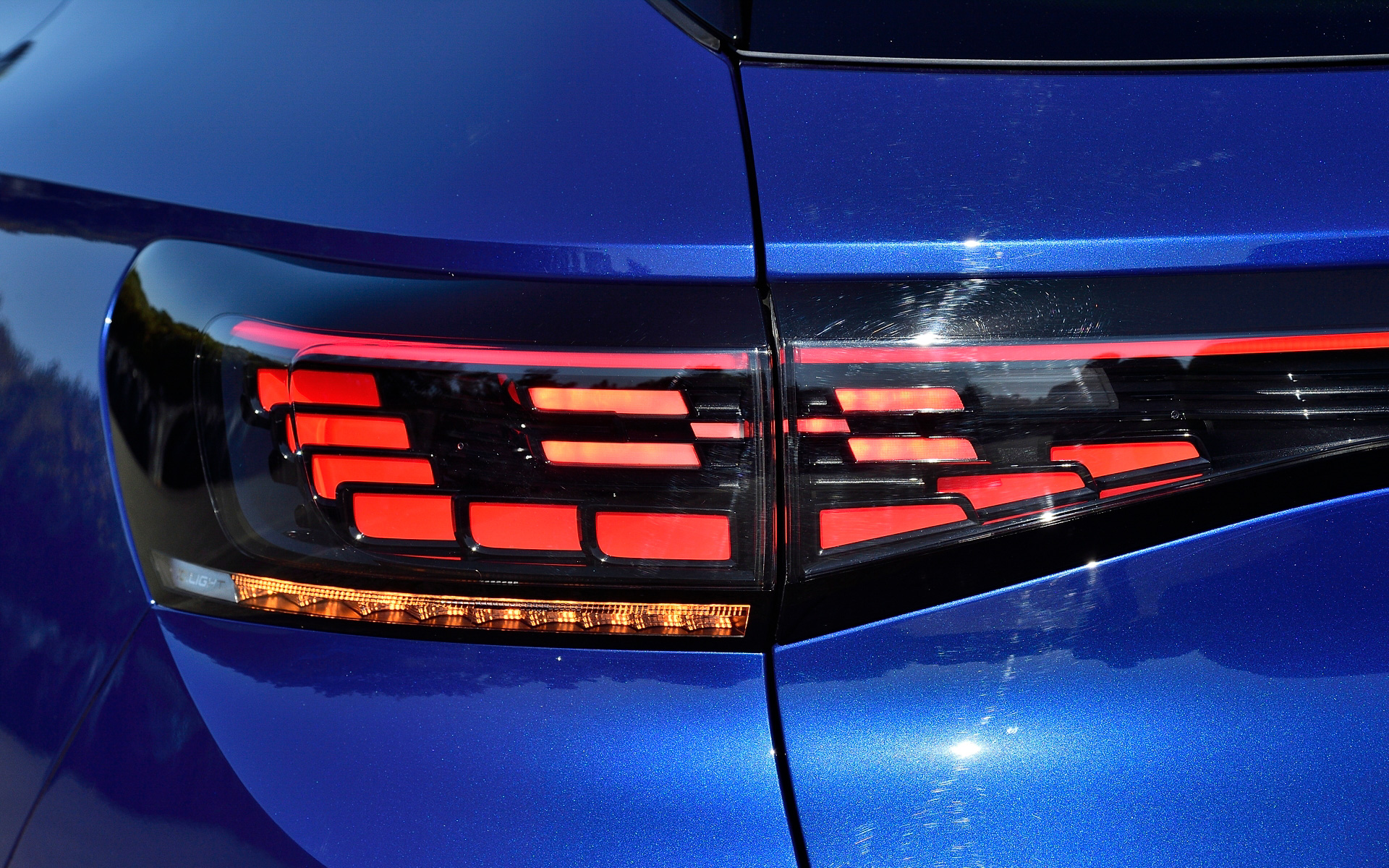 Pro Launch Editionでは専用エクステリアを採用するとともに、LEDマトリックスヘッドライト“IQ.LIGHT”やLEDテールランプ（ダイナミックターンインジケーター付）、シルバールーフレールなどを標準装備